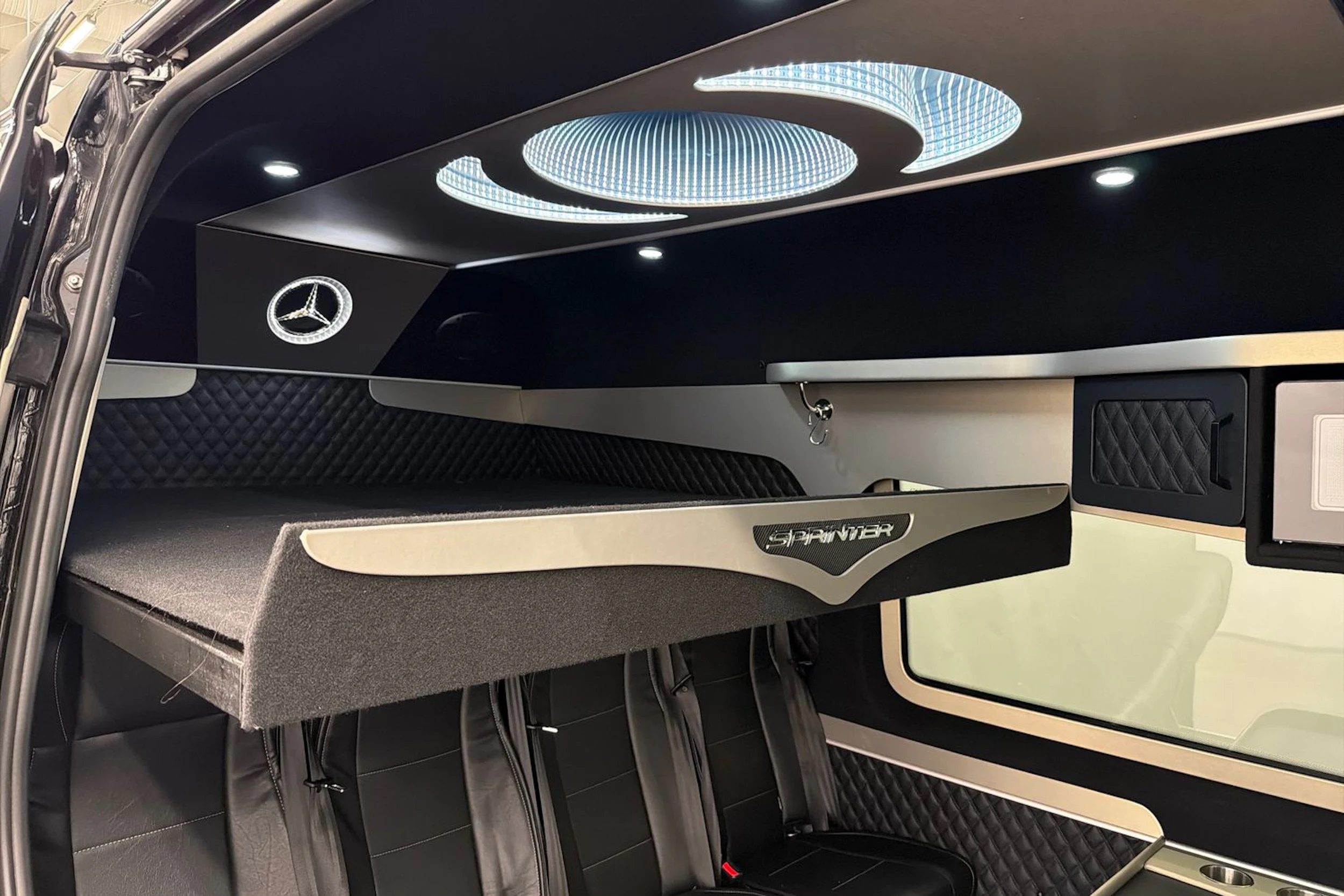 musta Mercedes-Benz Sprinter 2024 kuva 30.