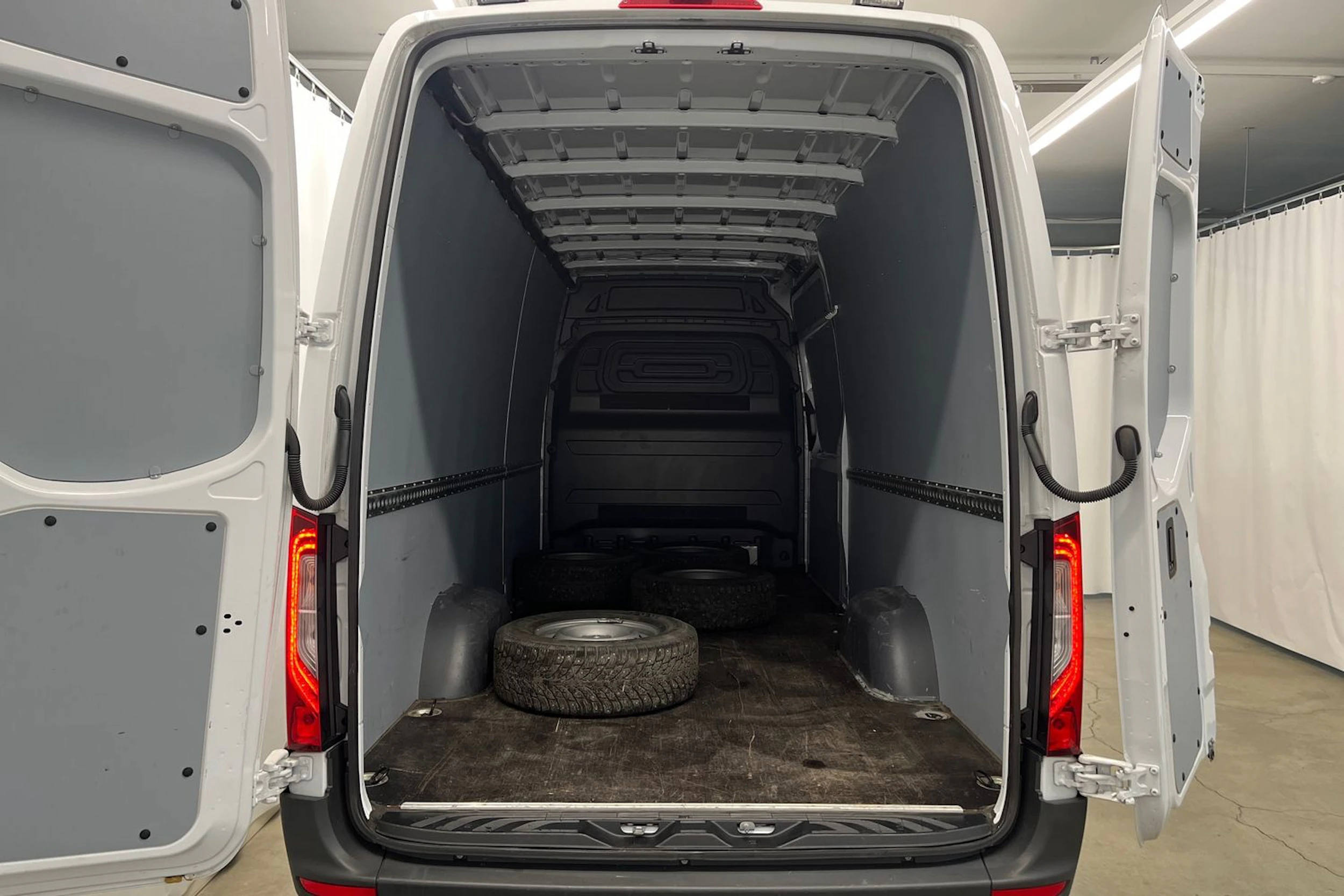 valkoinen Mercedes-Benz Sprinter 2024 kuva 15.