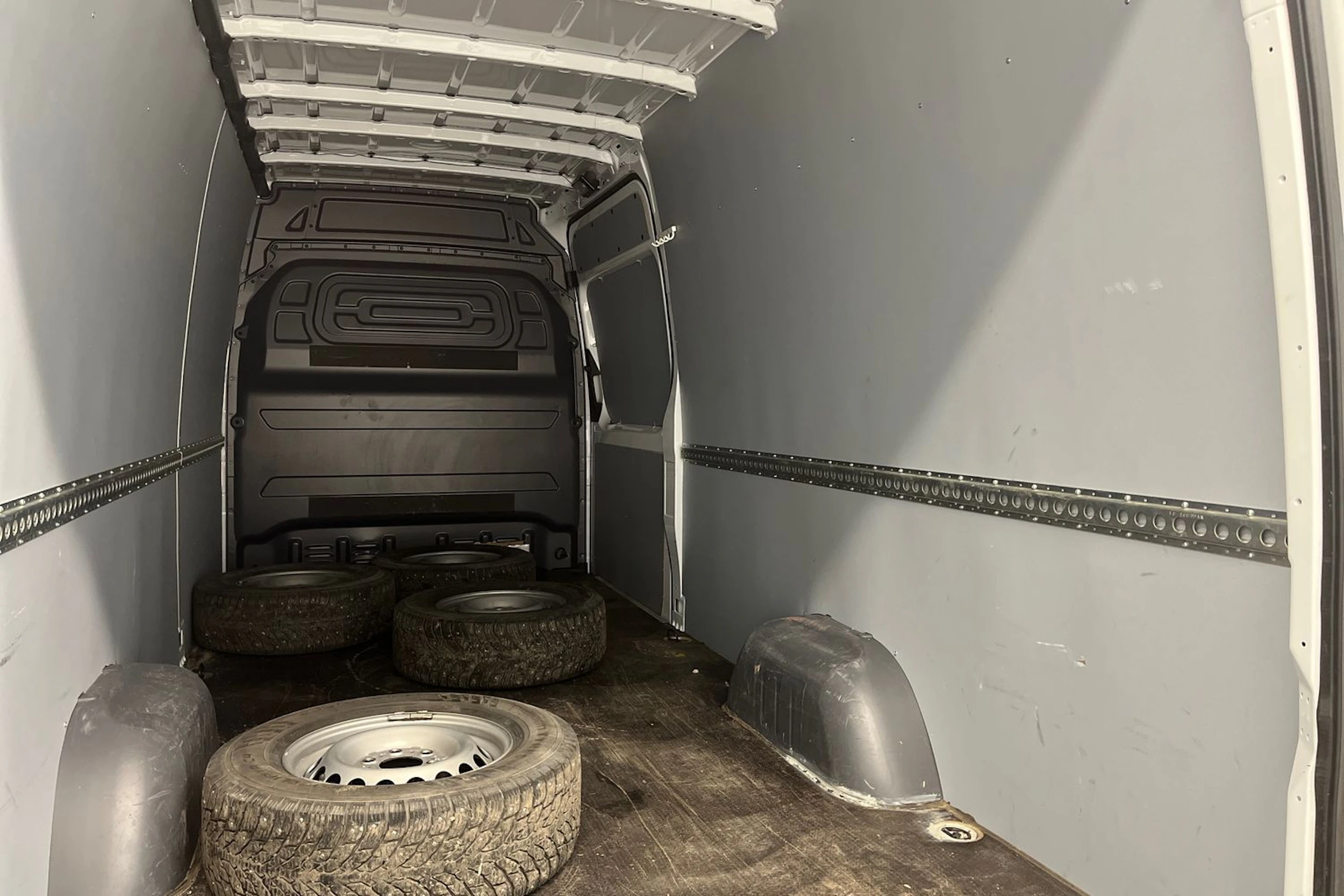valkoinen Mercedes-Benz Sprinter 2024 kuva 16.