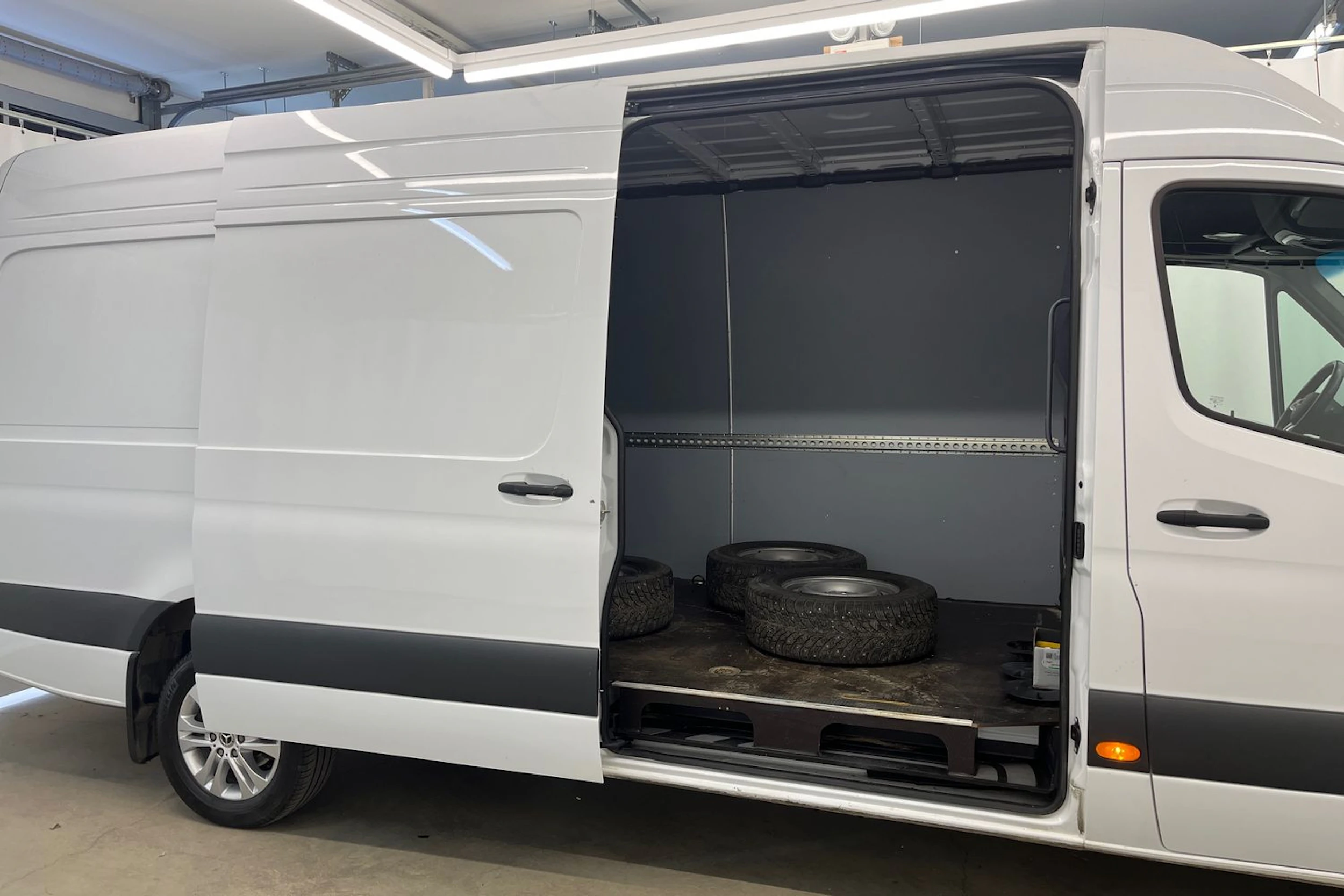 valkoinen Mercedes-Benz Sprinter 2024 kuva 17.