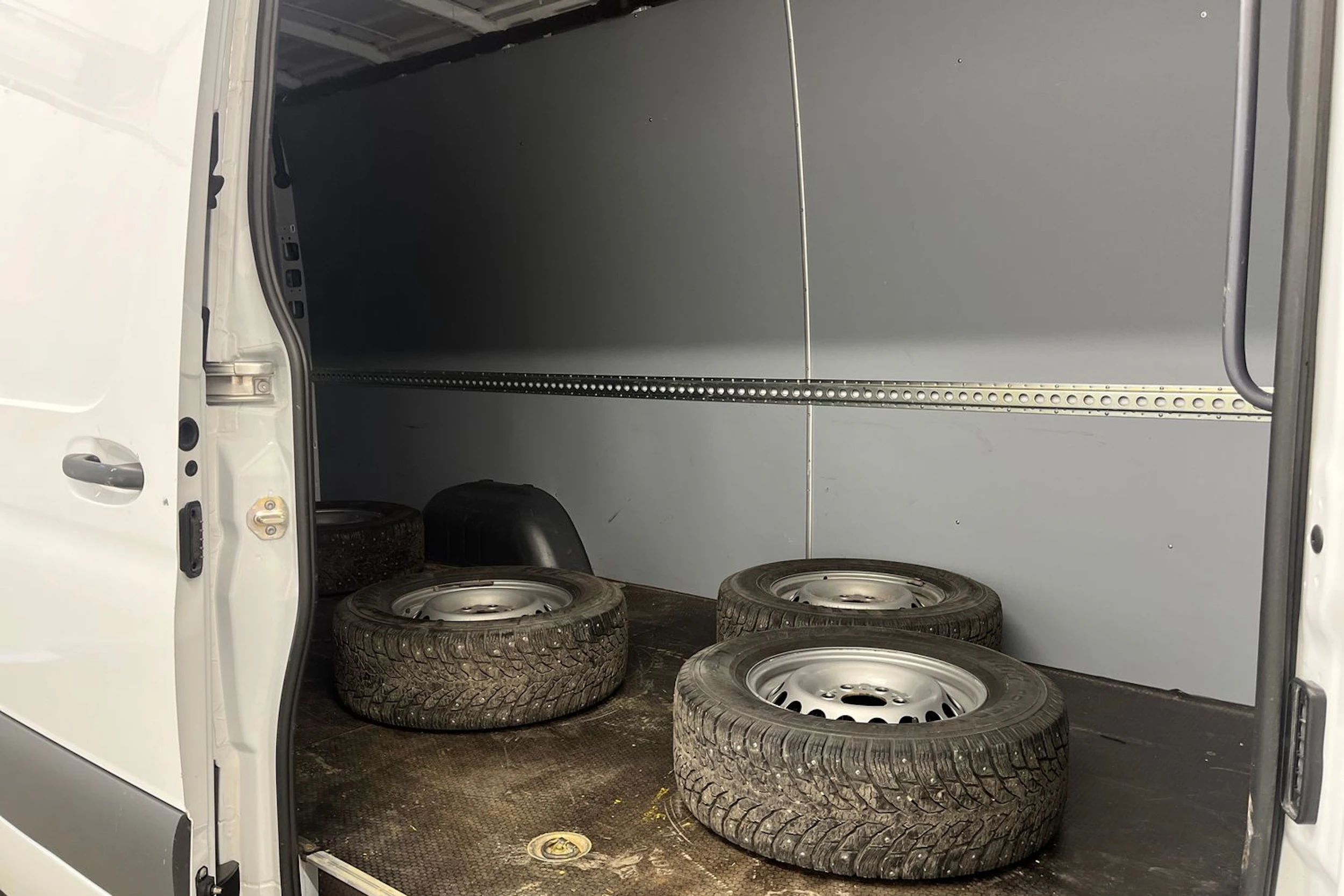 valkoinen Mercedes-Benz Sprinter 2024 kuva 18.
