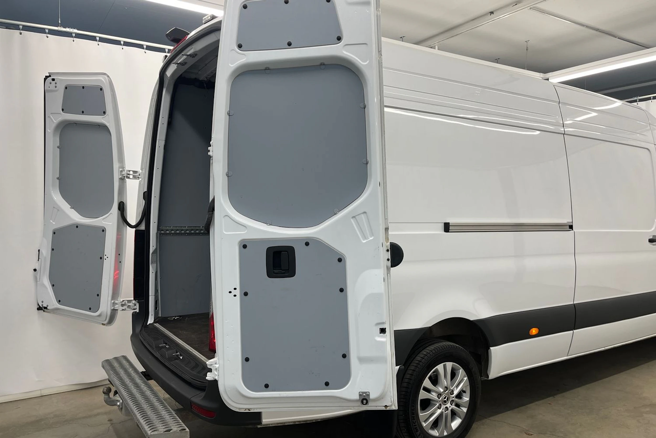 valkoinen Mercedes-Benz Sprinter 2024 kuva 24.