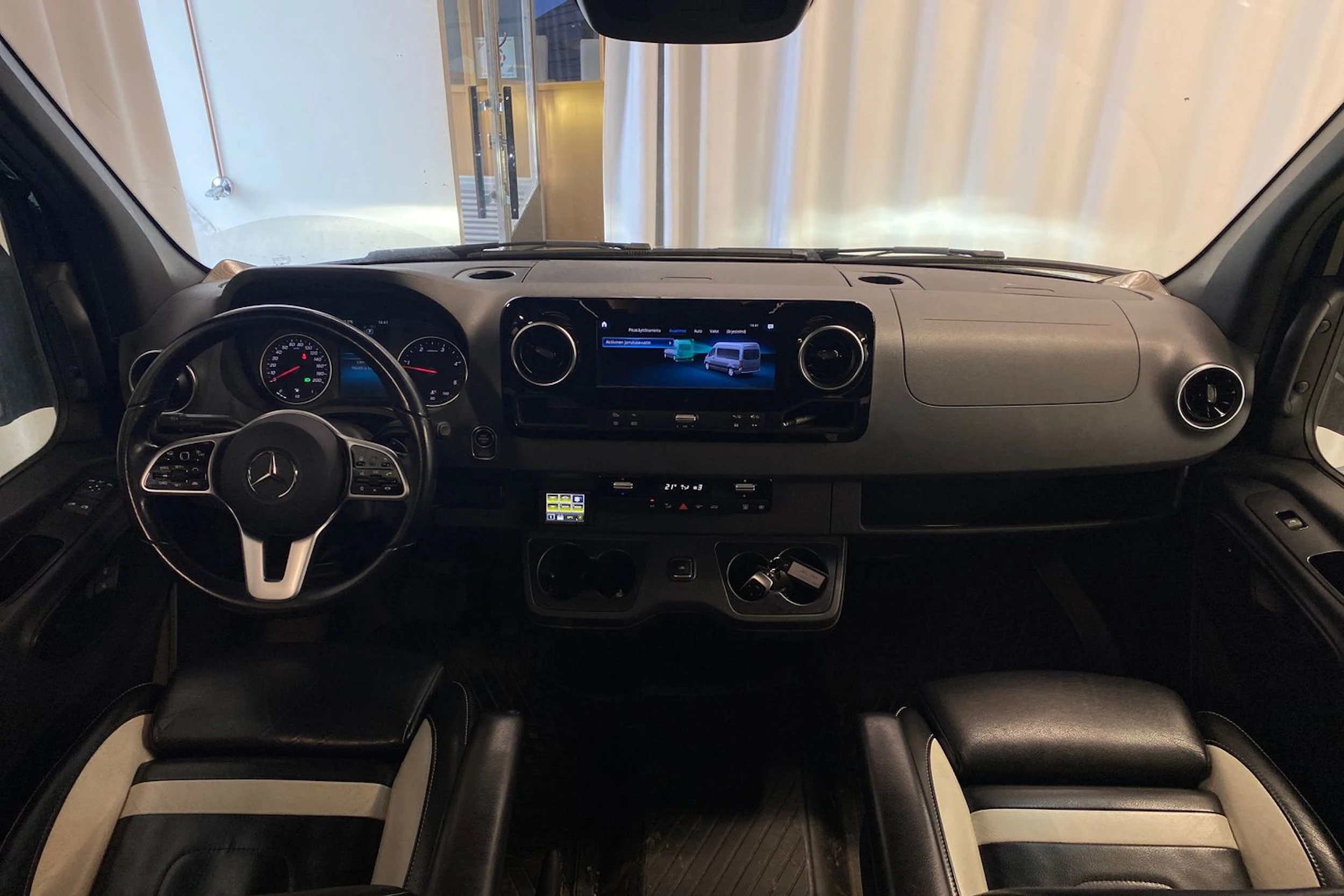 musta Mercedes-Benz Sprinter 2024 kuva 4.