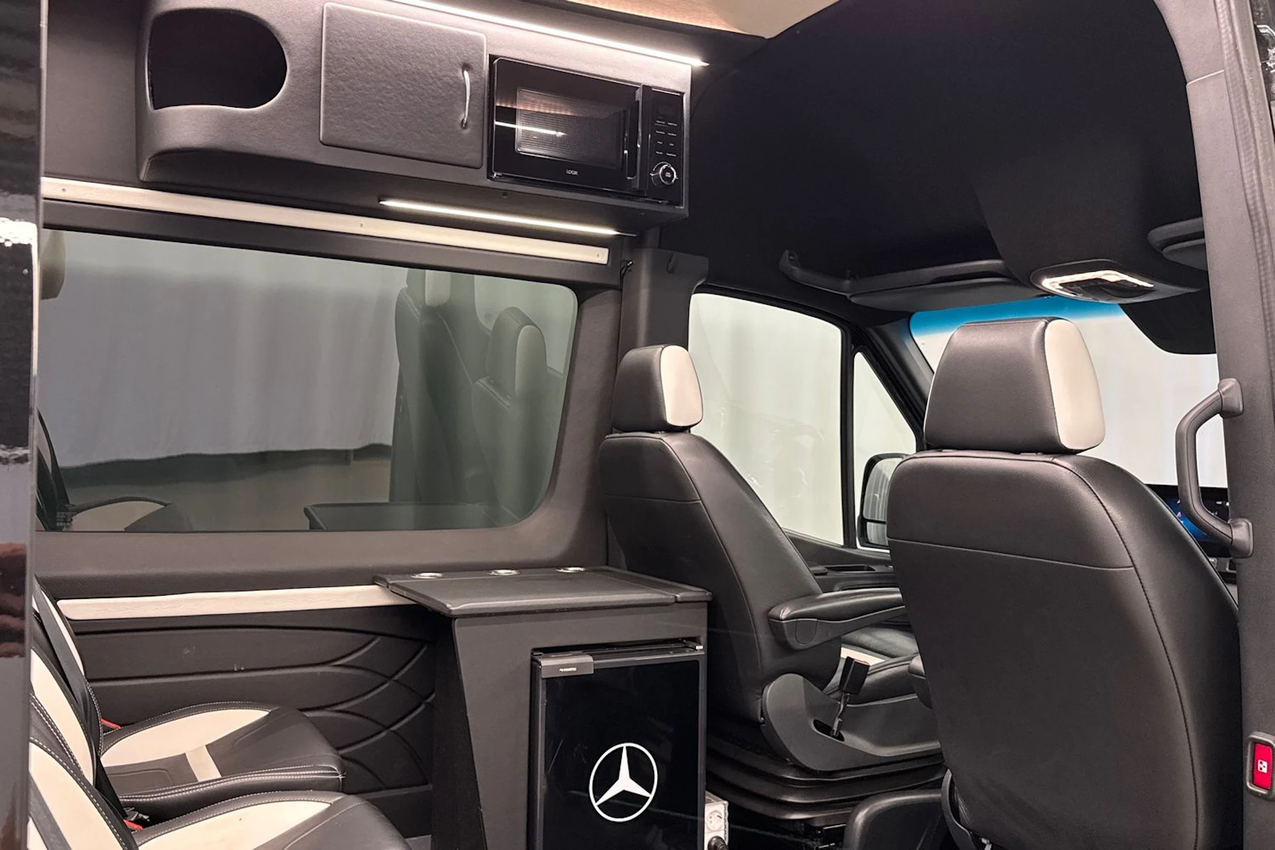 musta Mercedes-Benz Sprinter 2024 kuva 15.