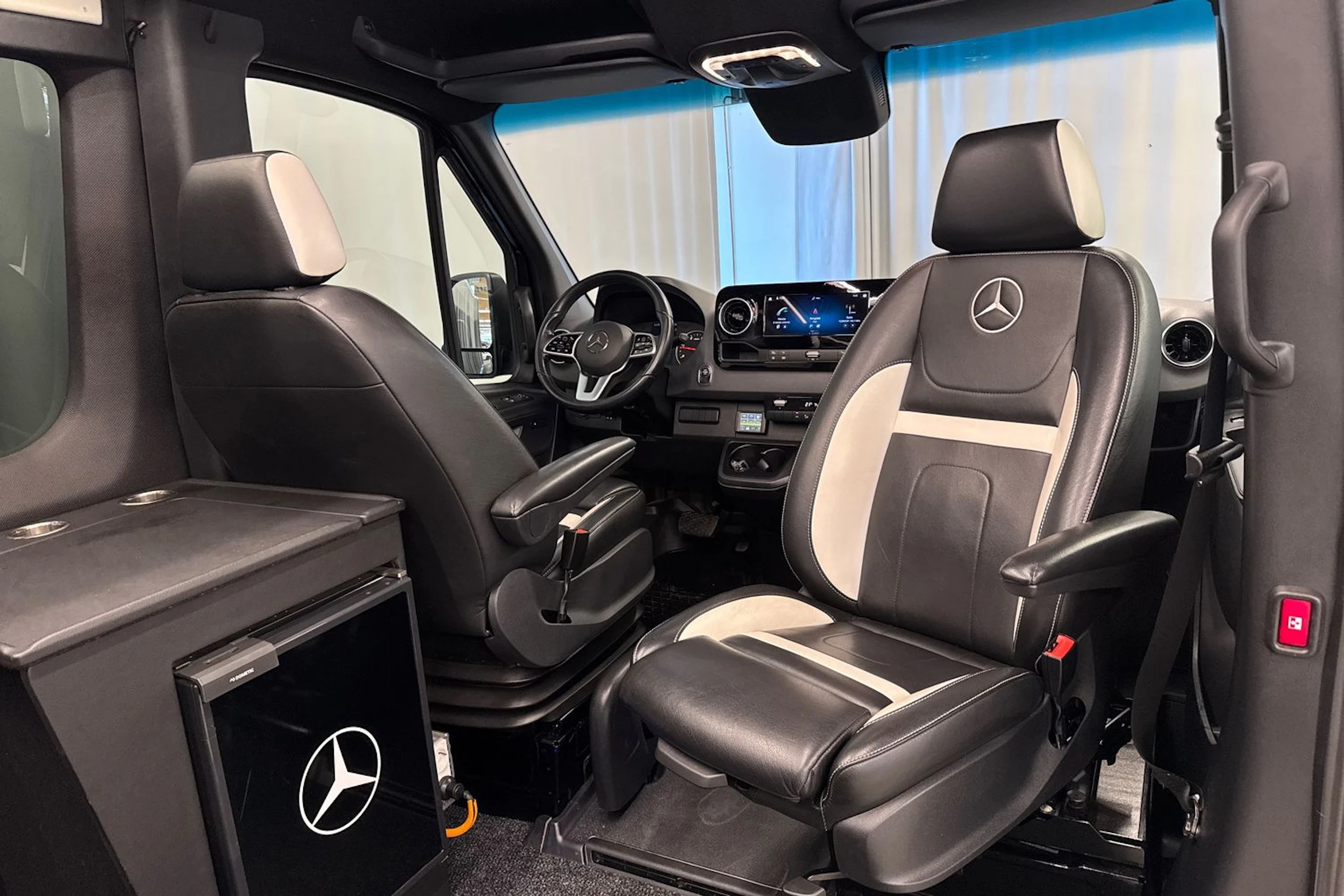 musta Mercedes-Benz Sprinter 2024 kuva 16.