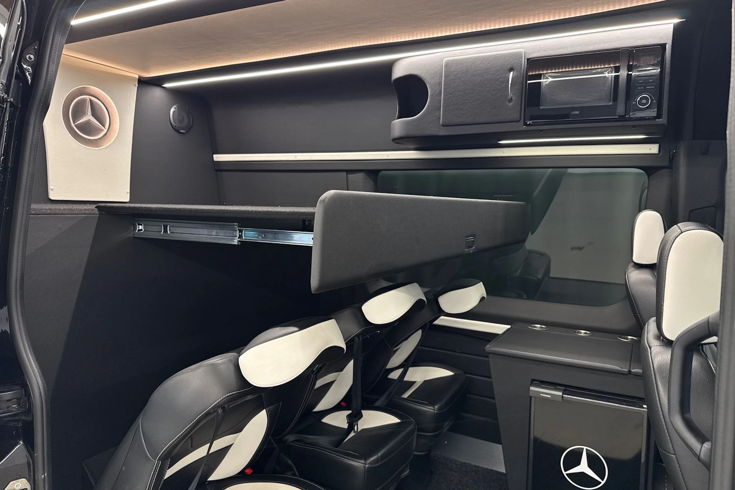 musta Mercedes-Benz Sprinter 2024 kuva 18.