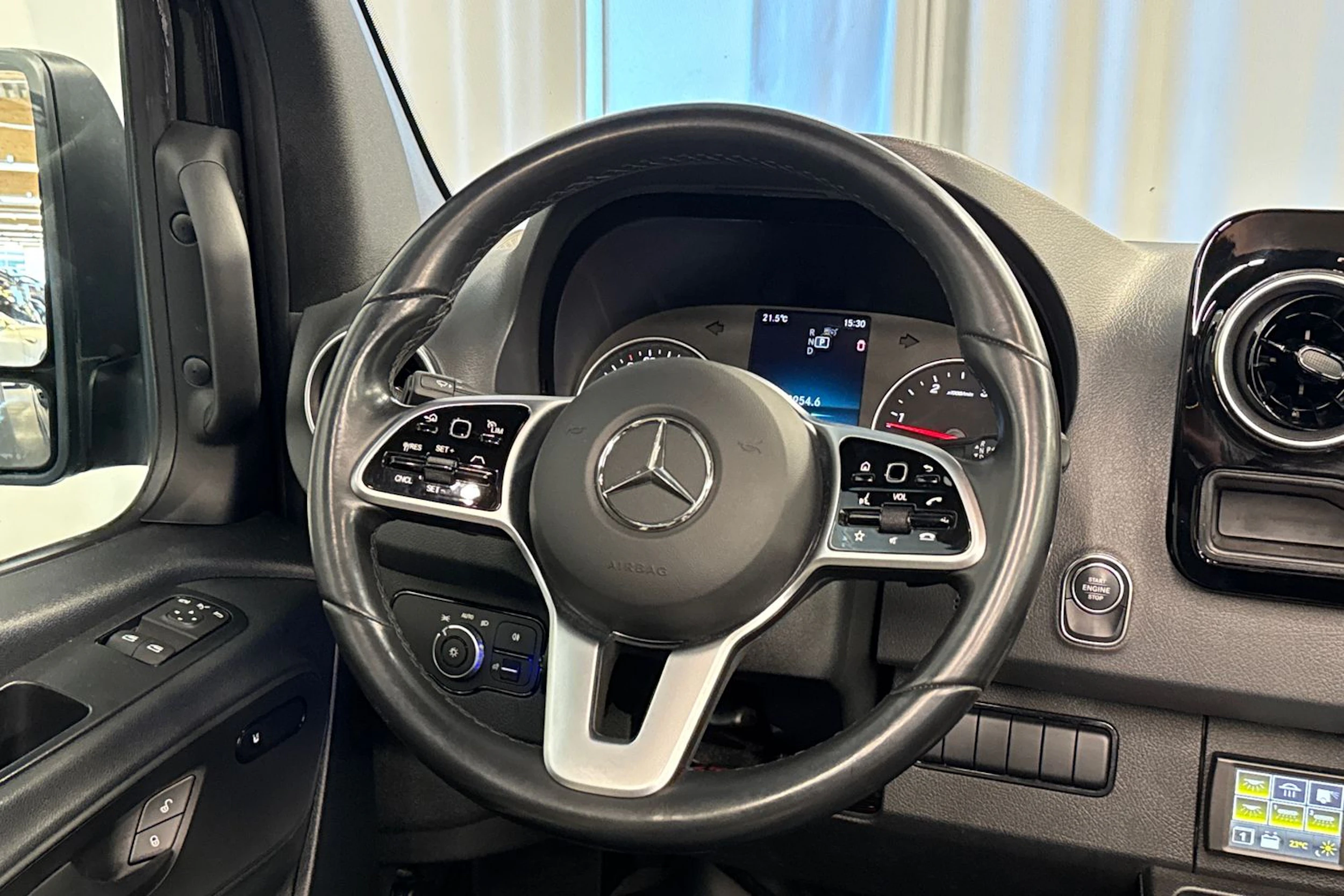 musta Mercedes-Benz Sprinter 2024 kuva 19.
