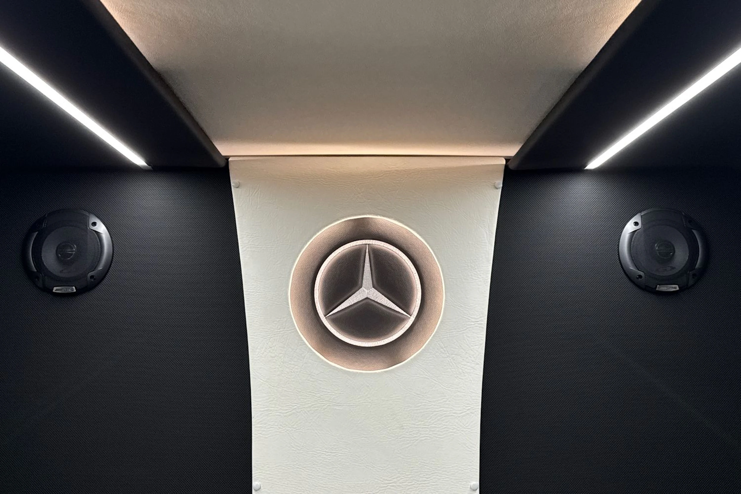 musta Mercedes-Benz Sprinter 2024 kuva 30.