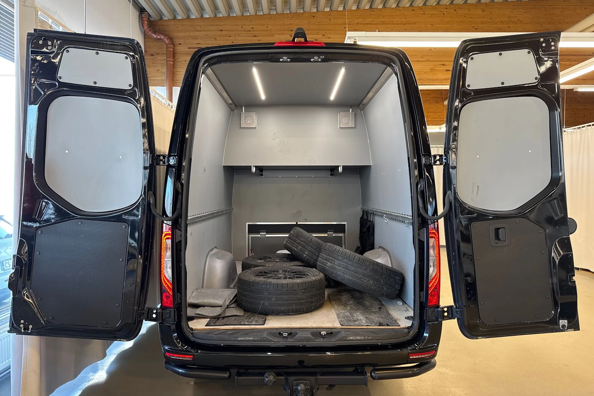 musta Mercedes-Benz Sprinter 2024 kuva 31.