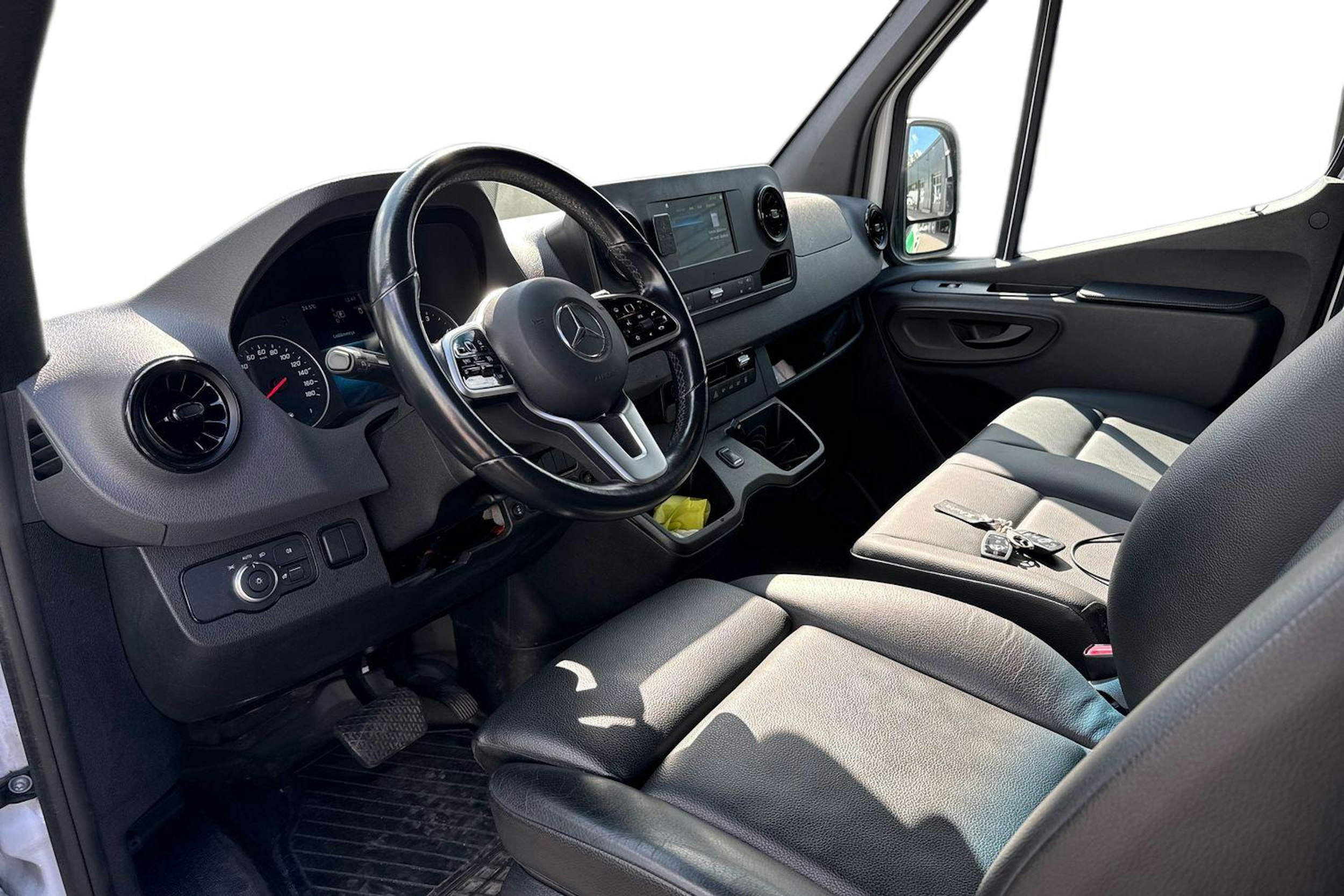 valkoinen Mercedes-Benz Sprinter 2024 kuva 3.