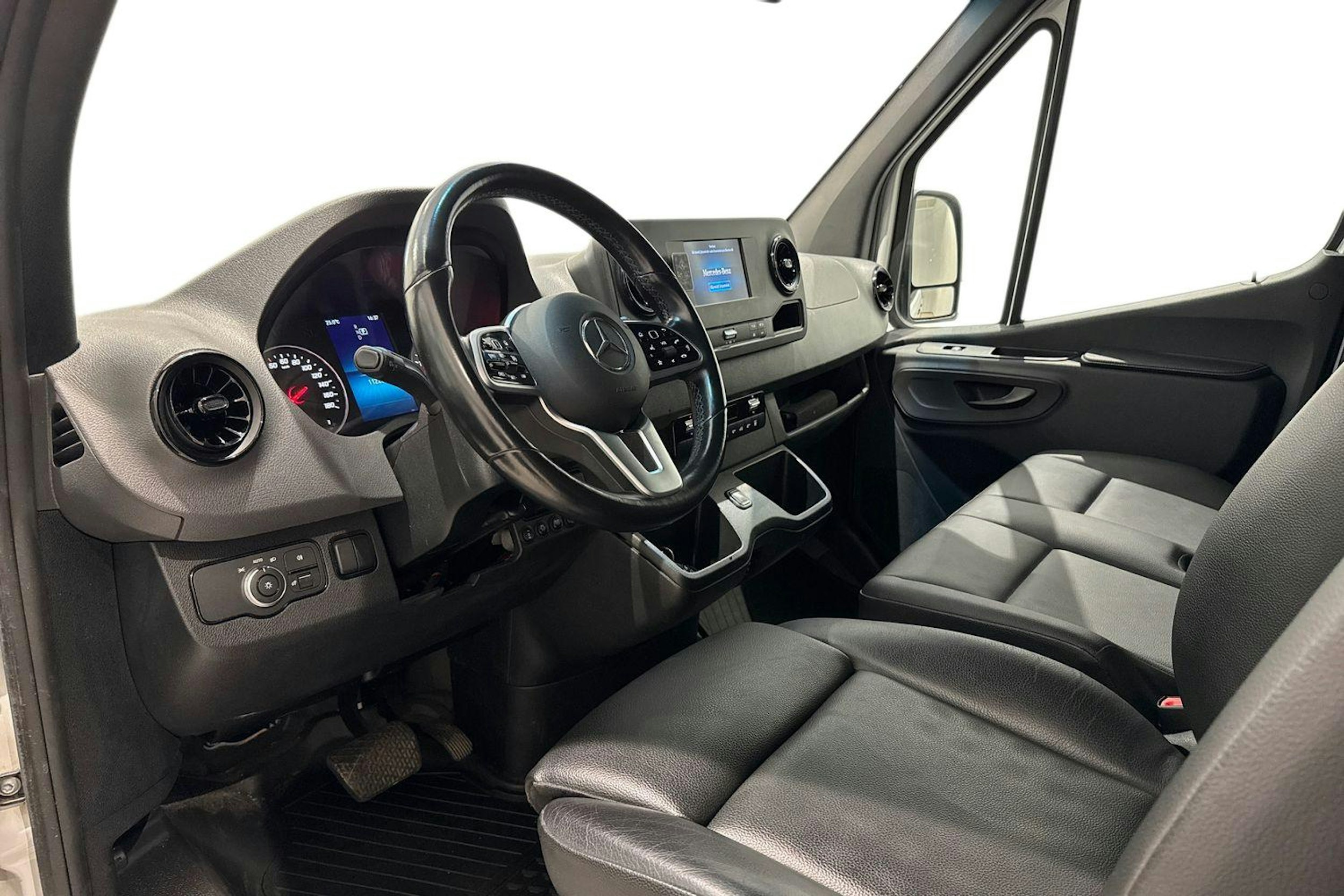valkoinen Mercedes-Benz Sprinter 2024 kuva 6.