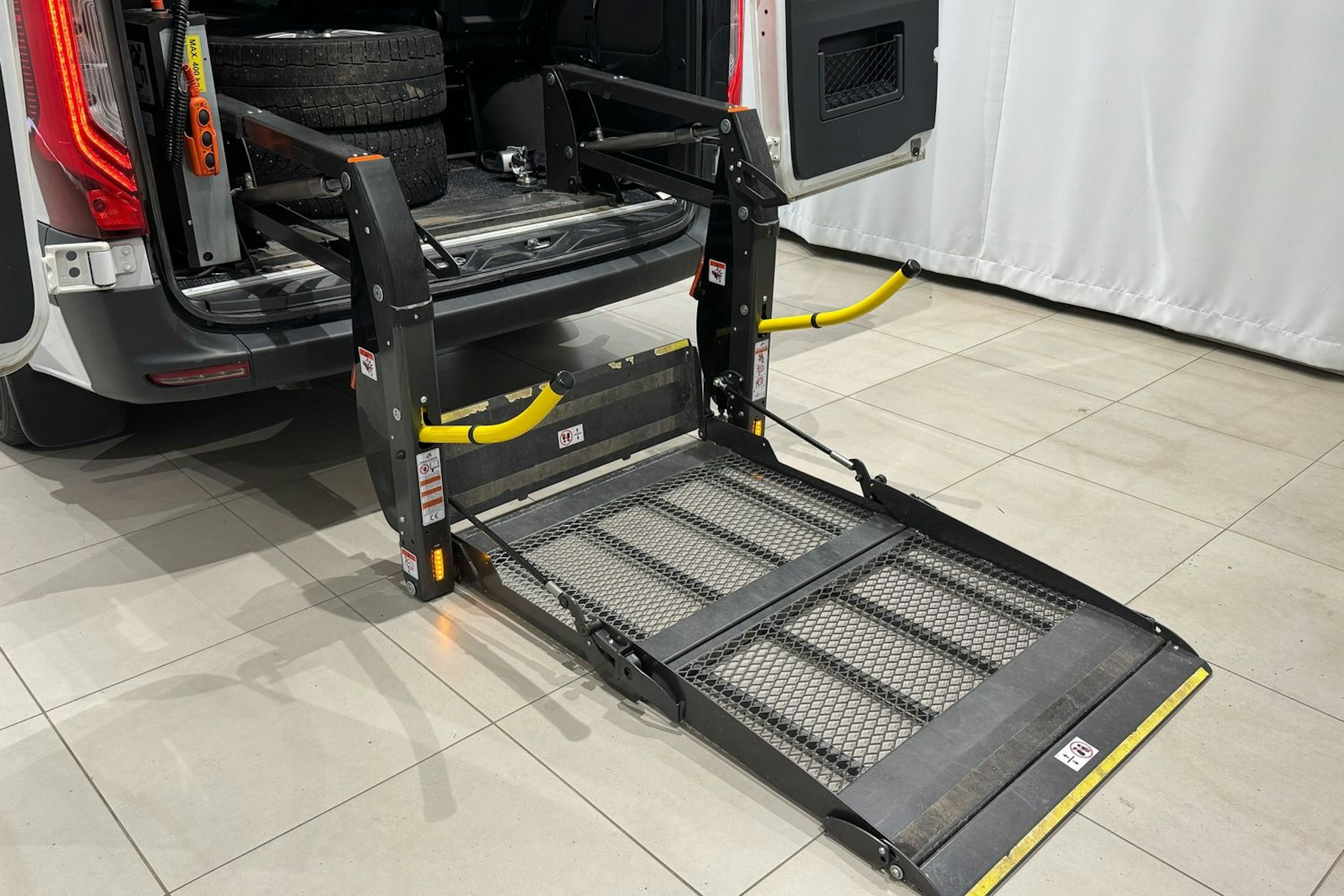 valkoinen Mercedes-Benz Sprinter 2024 kuva 13.