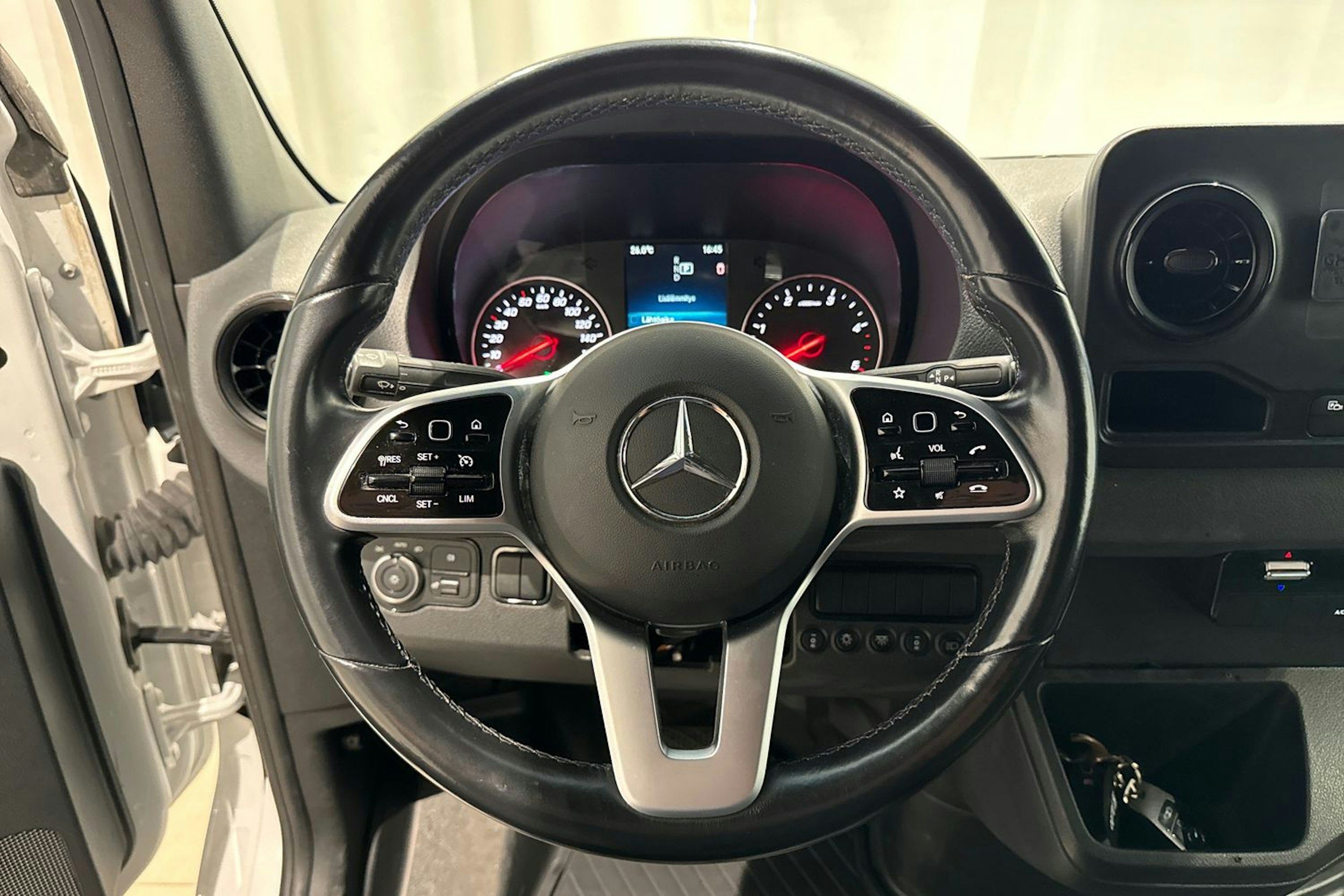valkoinen Mercedes-Benz Sprinter 2024 kuva 17.