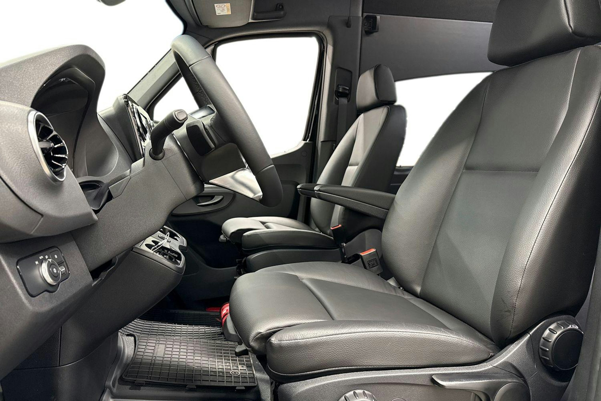 musta Mercedes-Benz Sprinter 2025 kuva 6.