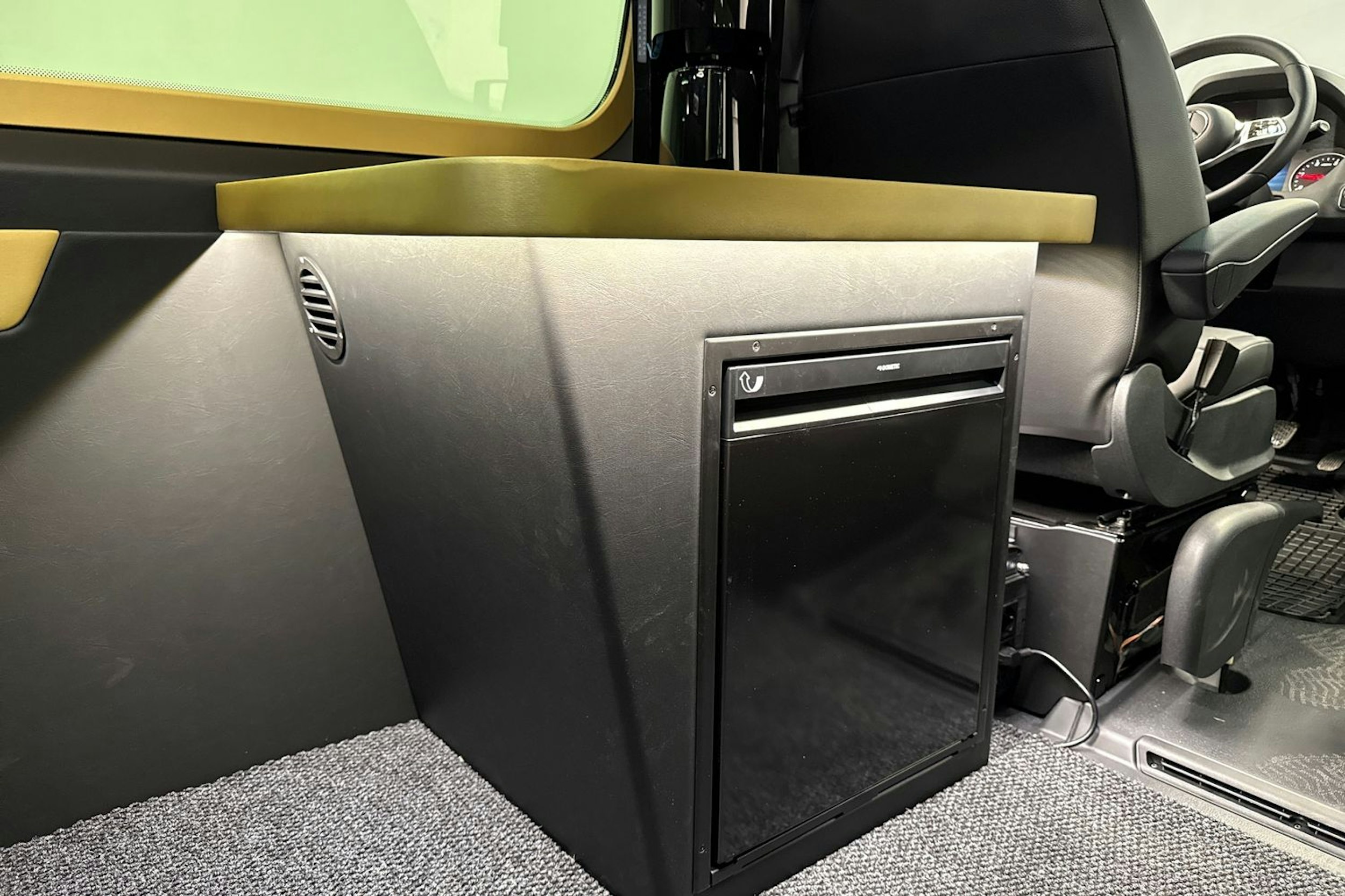 musta Mercedes-Benz Sprinter 2025 kuva 14.