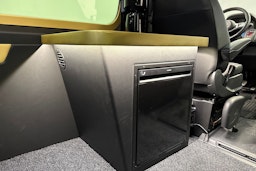 musta Mercedes-Benz Sprinter 2025 kuva 14.