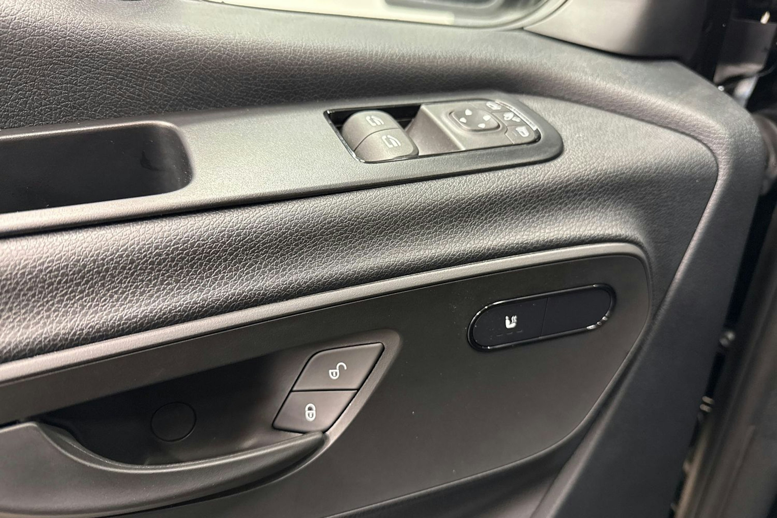 musta Mercedes-Benz Sprinter 2025 kuva 22.