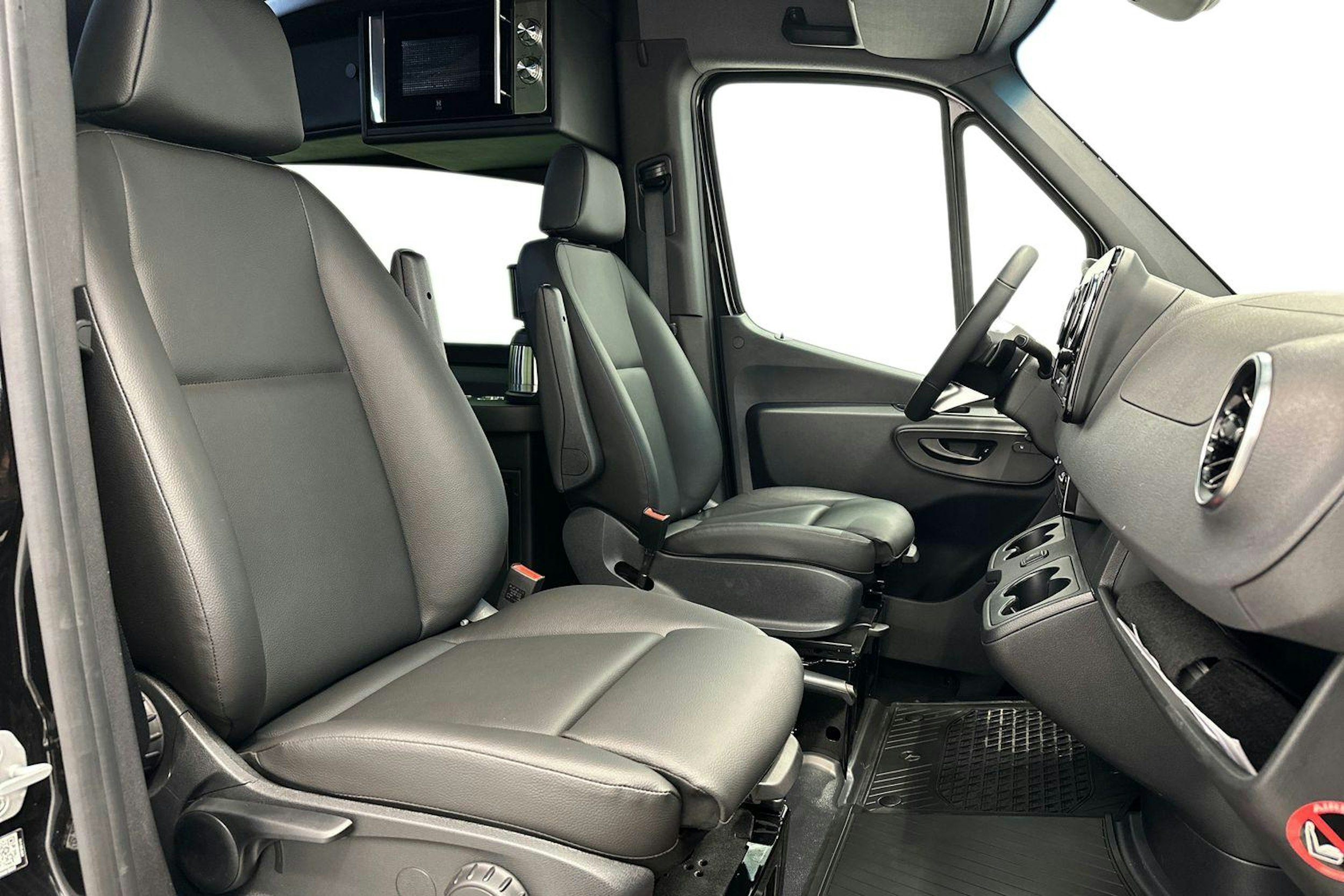 musta Mercedes-Benz Sprinter 2025 kuva 11.