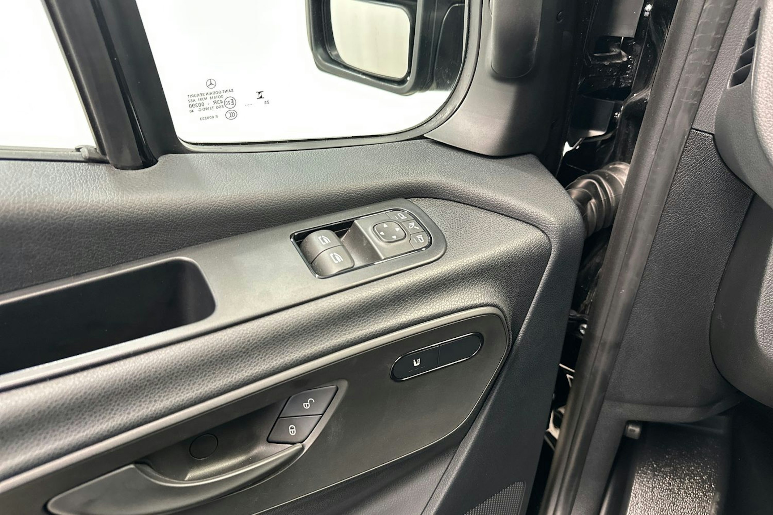 musta Mercedes-Benz Sprinter 2025 kuva 25.