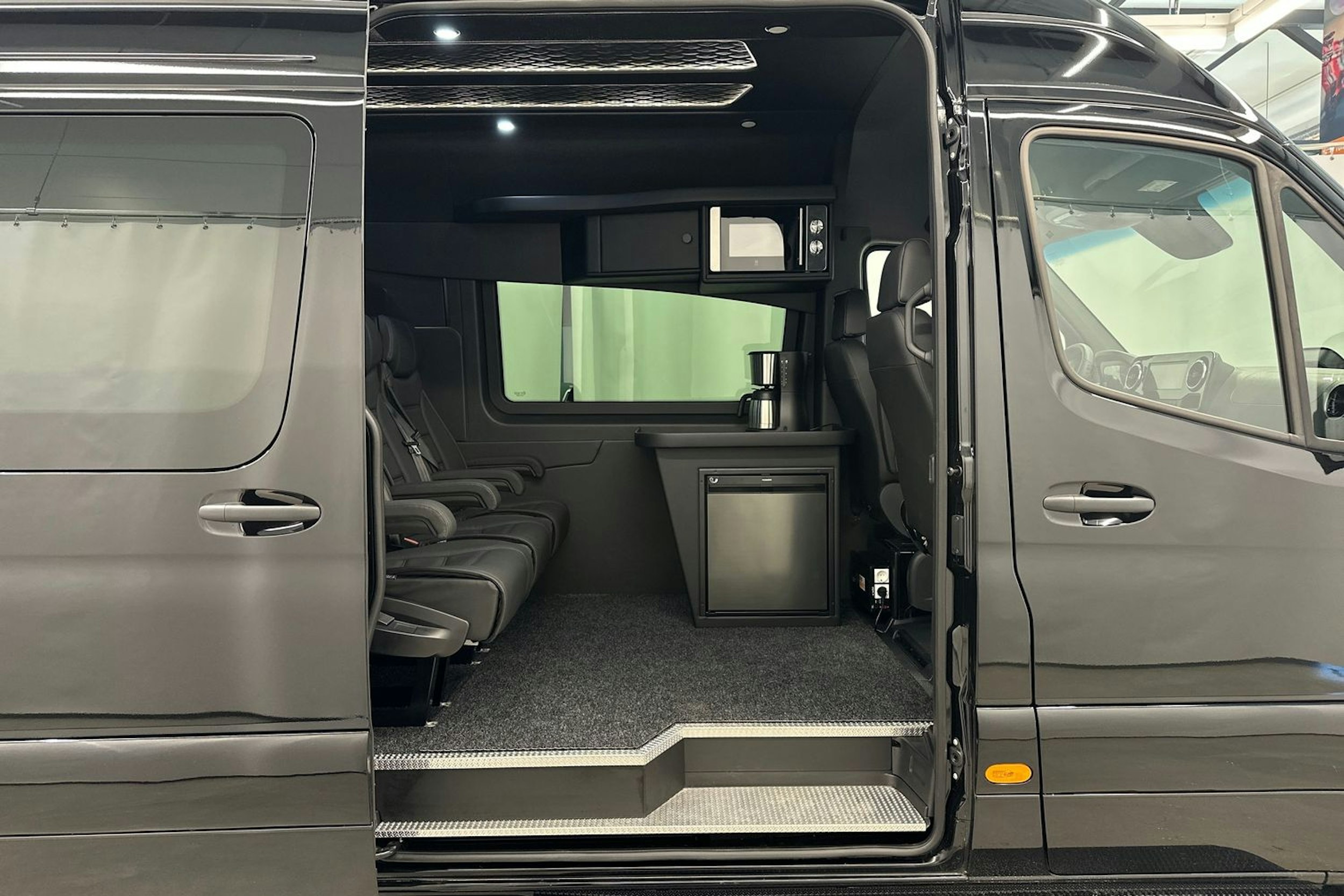 musta Mercedes-Benz Sprinter 2025 kuva 26.