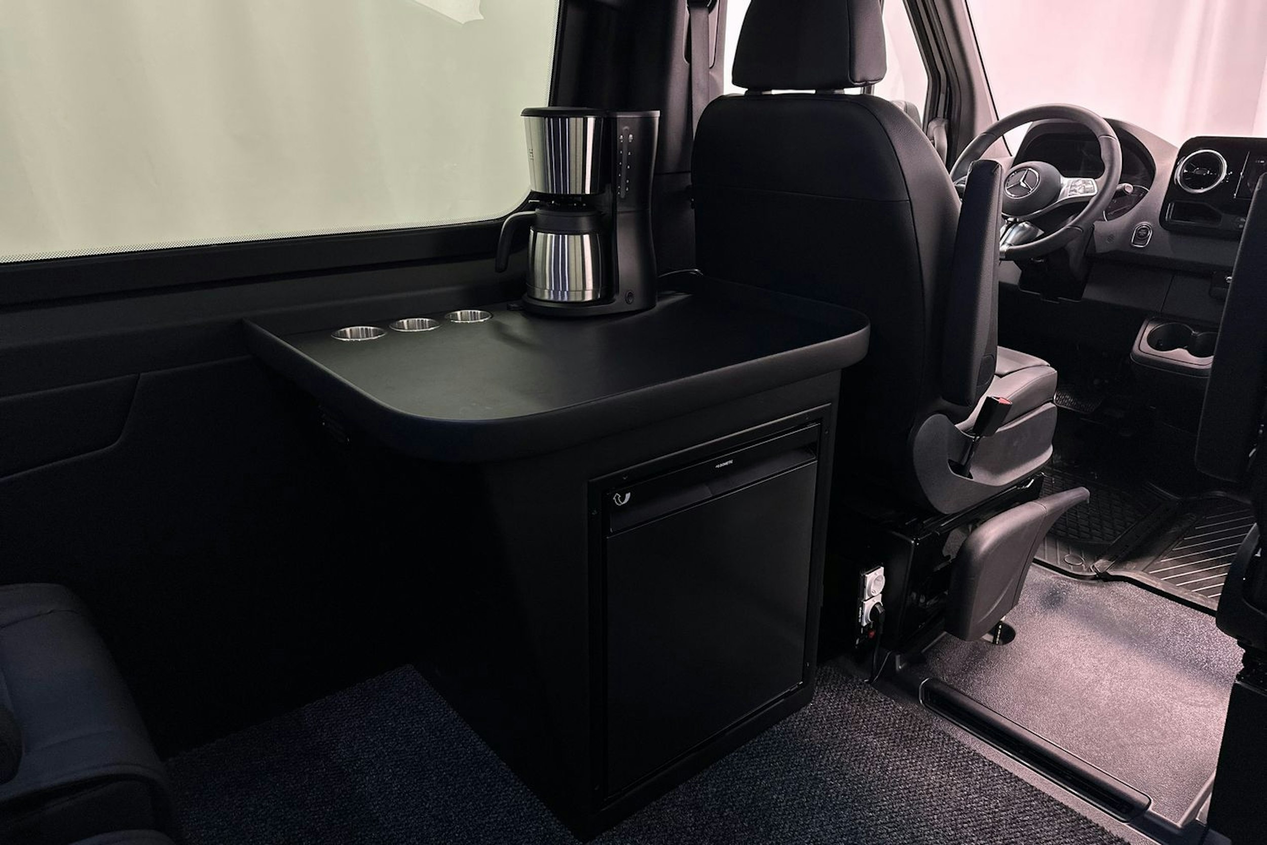 musta Mercedes-Benz Sprinter 2025 kuva 31.