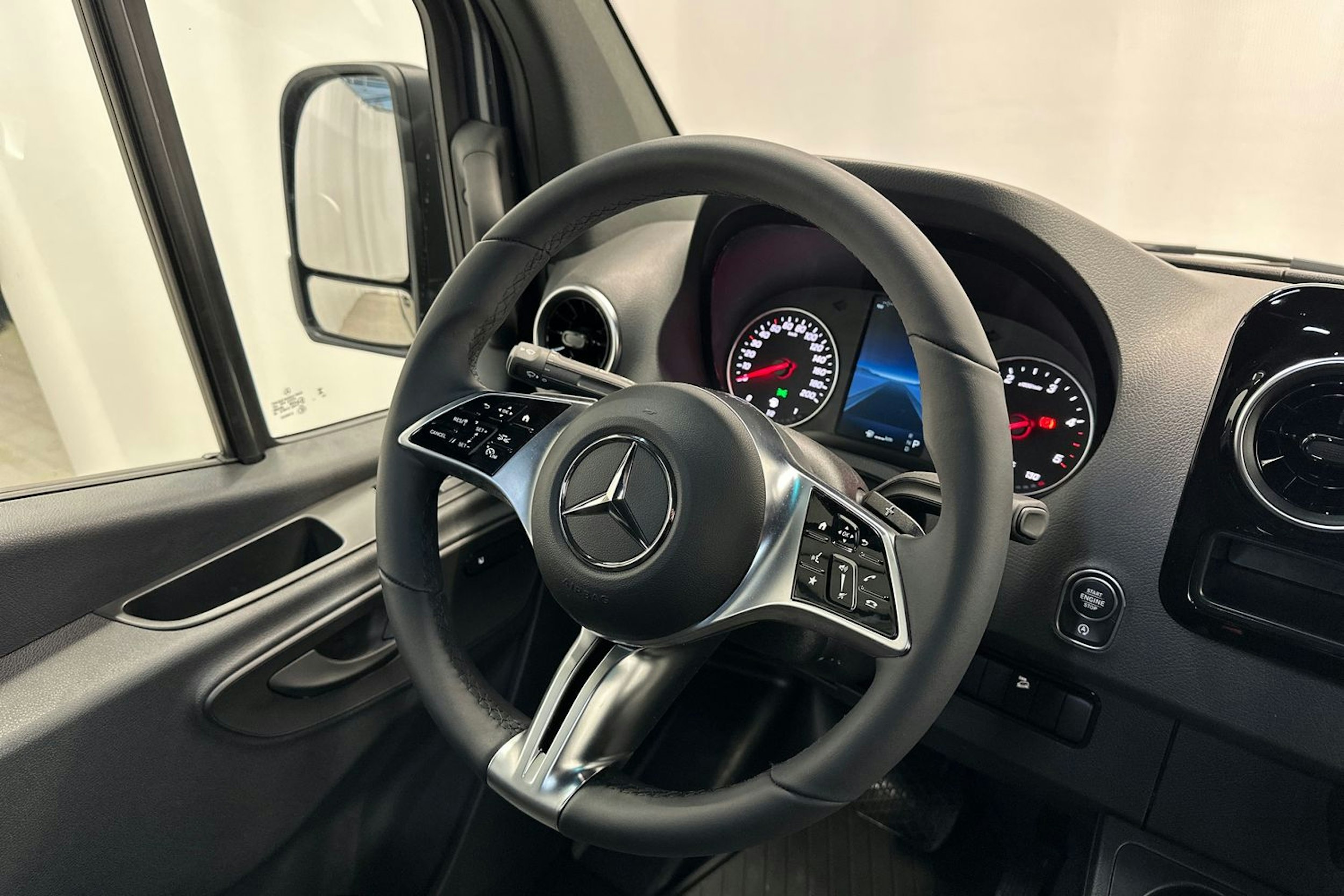 harmaa Mercedes-Benz Sprinter 2025 kuva 13.