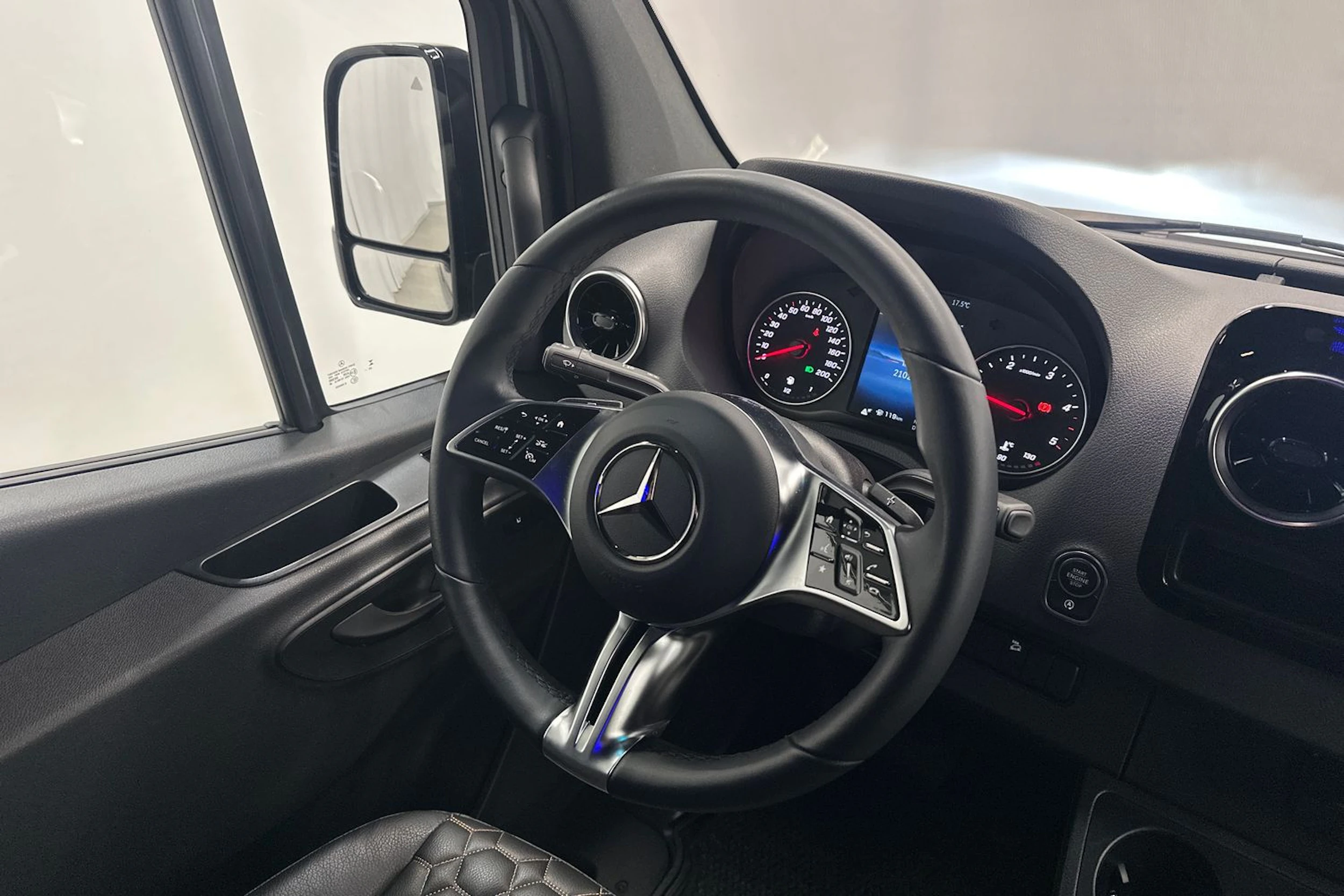 harmaa Mercedes-Benz Sprinter 2025 kuva 10.