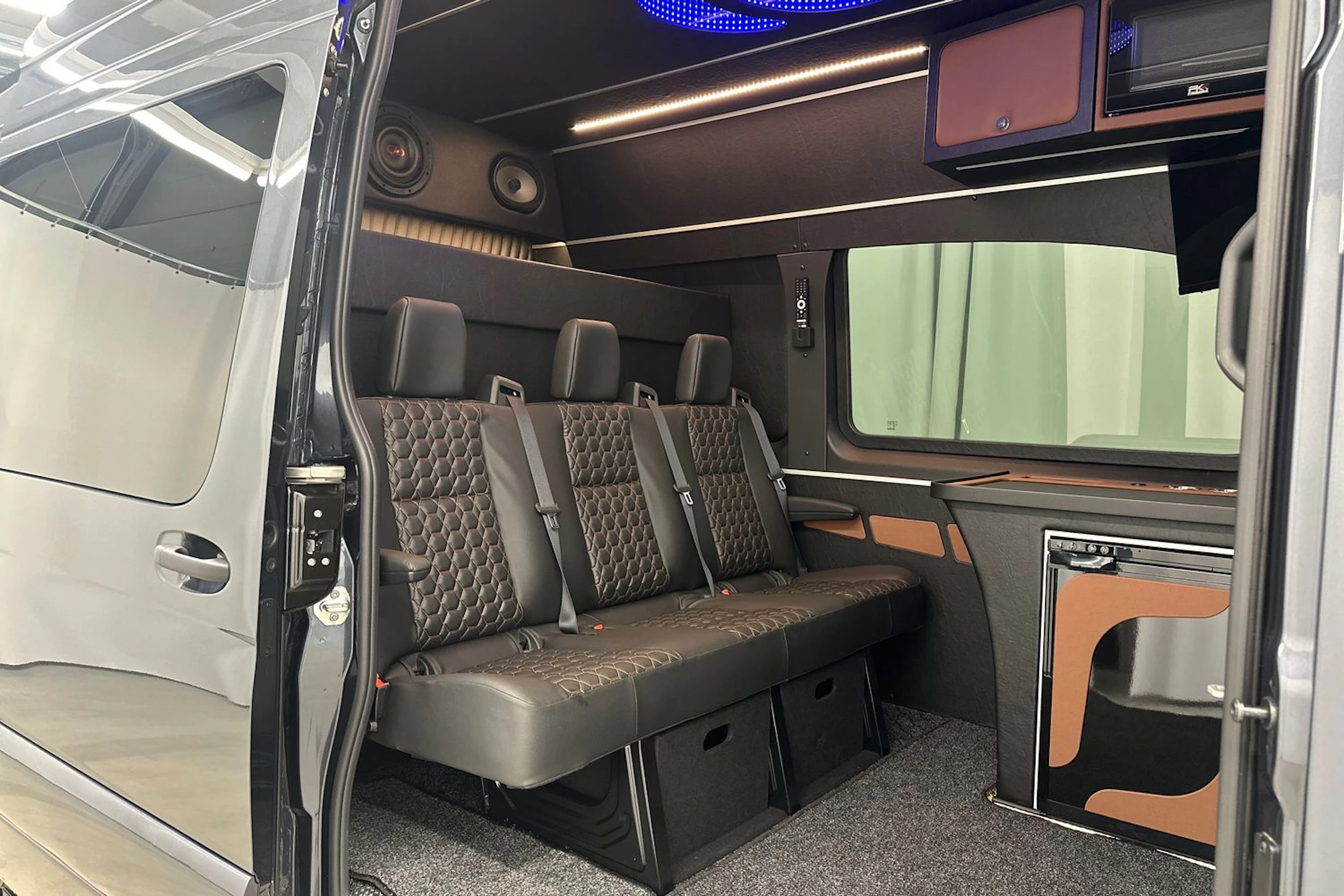 harmaa Mercedes-Benz Sprinter 2025 kuva 29.