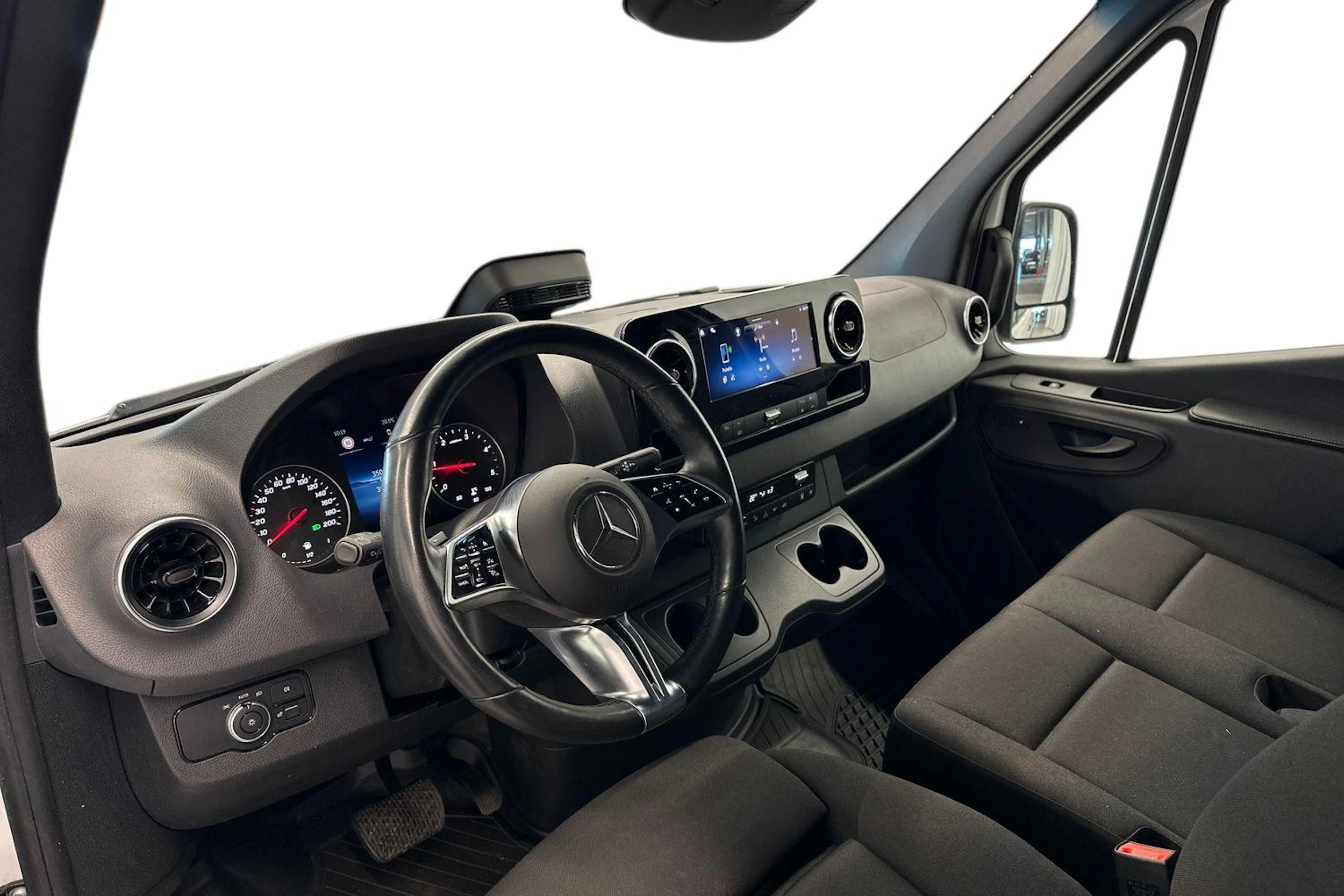 valkoinen Mercedes-Benz Sprinter 2025 kuva 3.