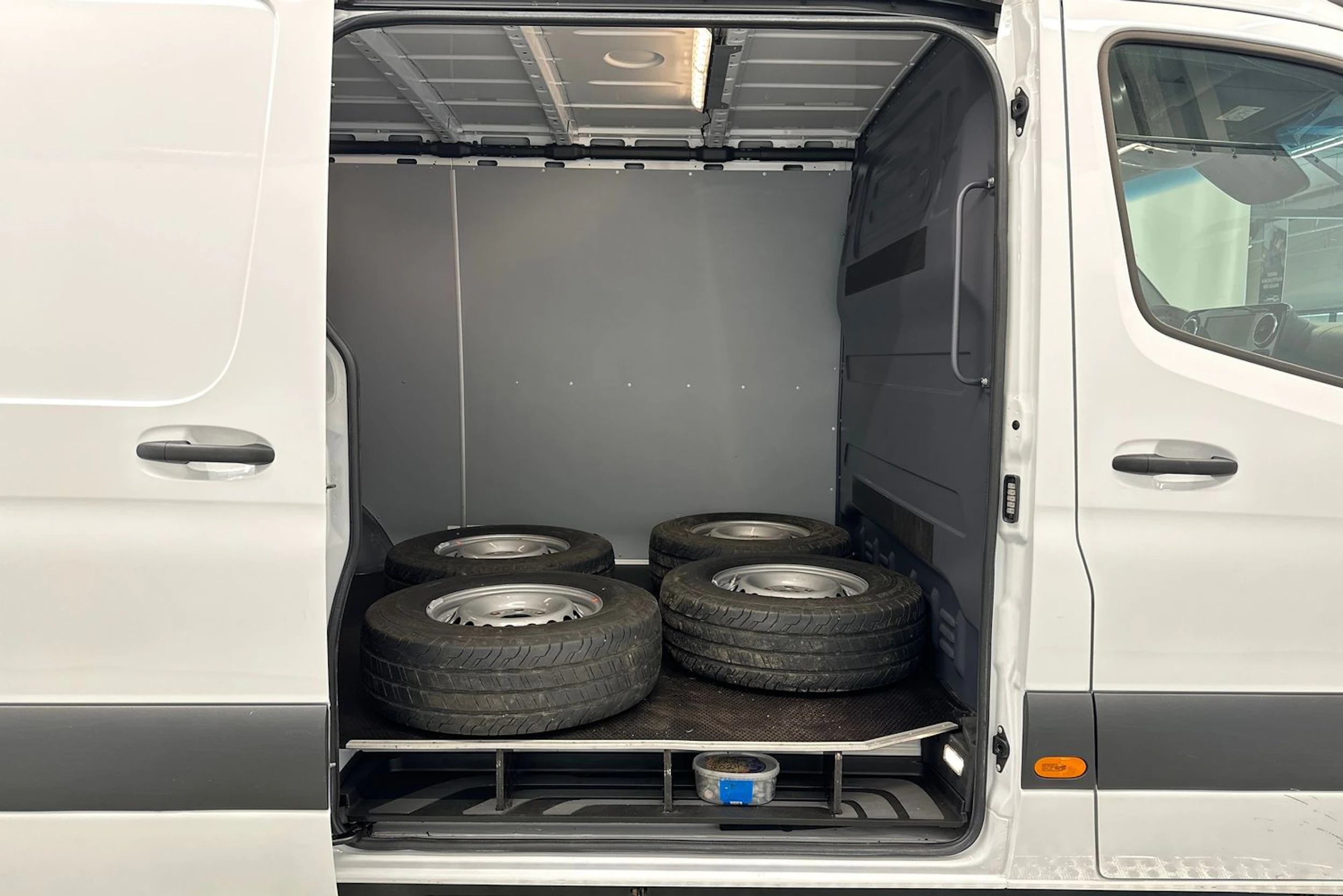 valkoinen Mercedes-Benz Sprinter 2025 kuva 6.