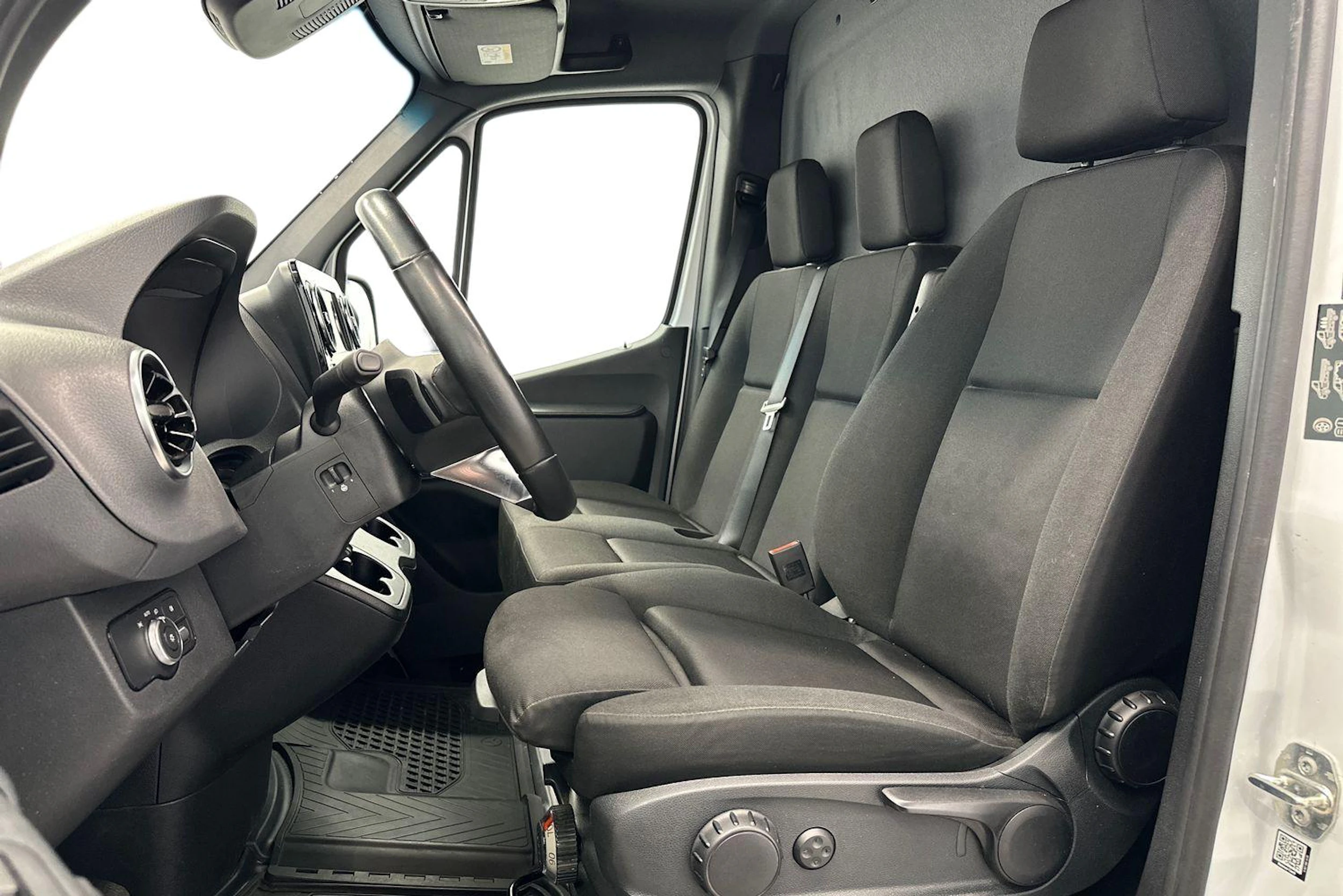 valkoinen Mercedes-Benz Sprinter 2025 kuva 8.