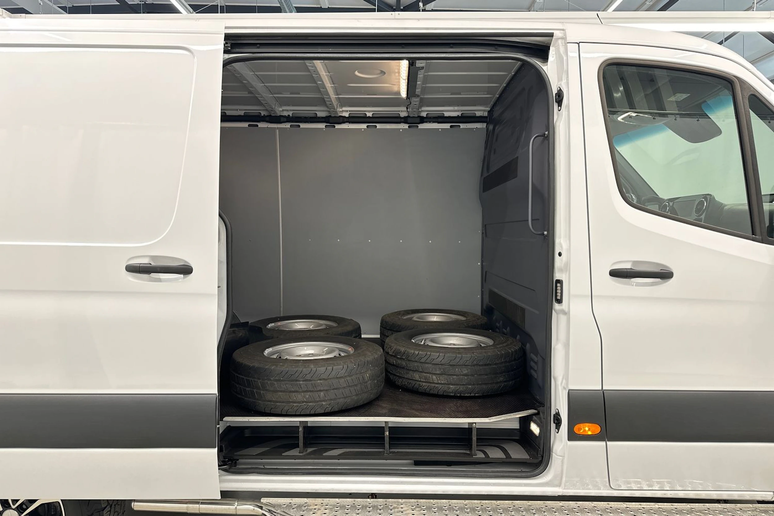 valkoinen Mercedes-Benz Sprinter 2025 kuva 23.