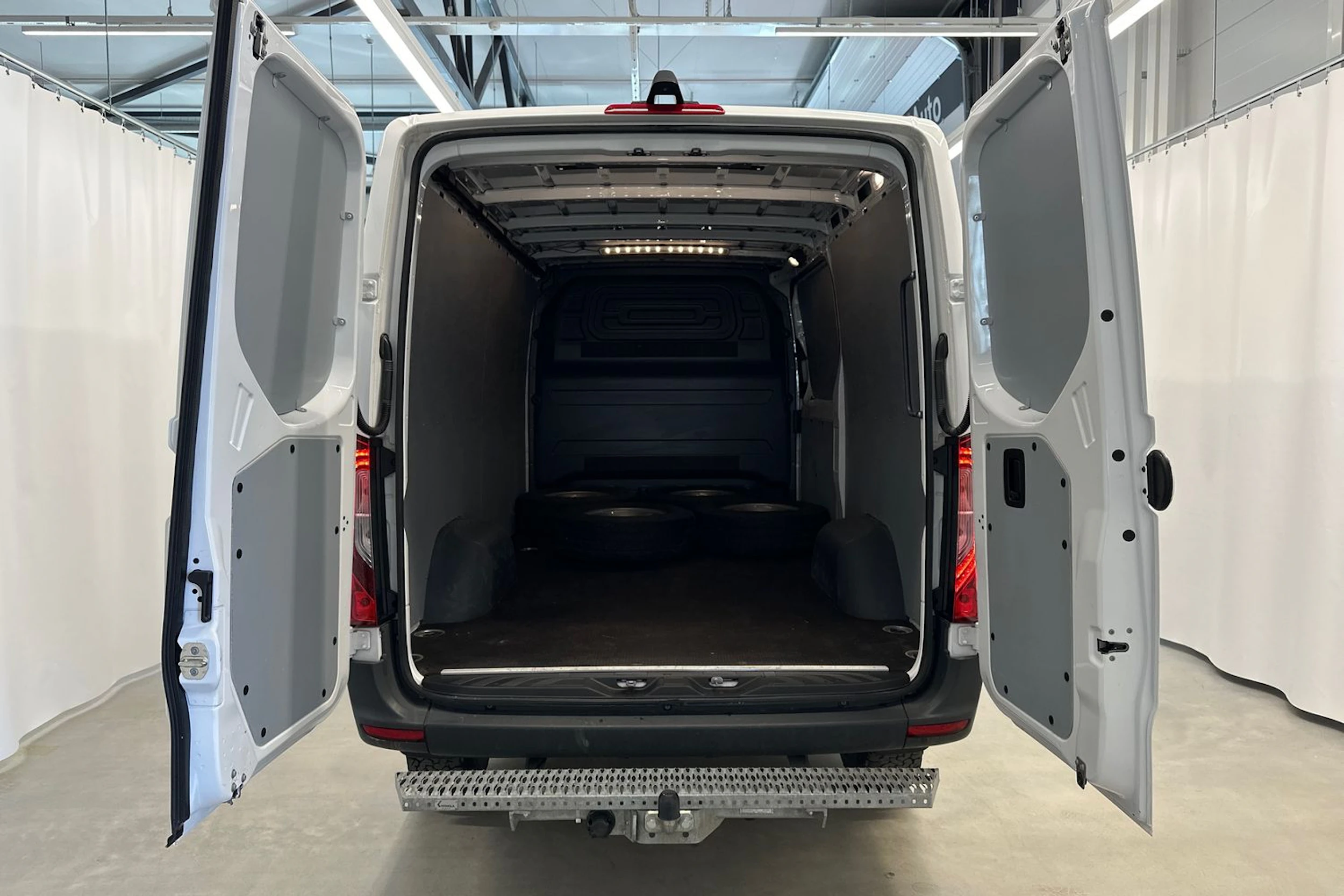 valkoinen Mercedes-Benz Sprinter 2025 kuva 24.