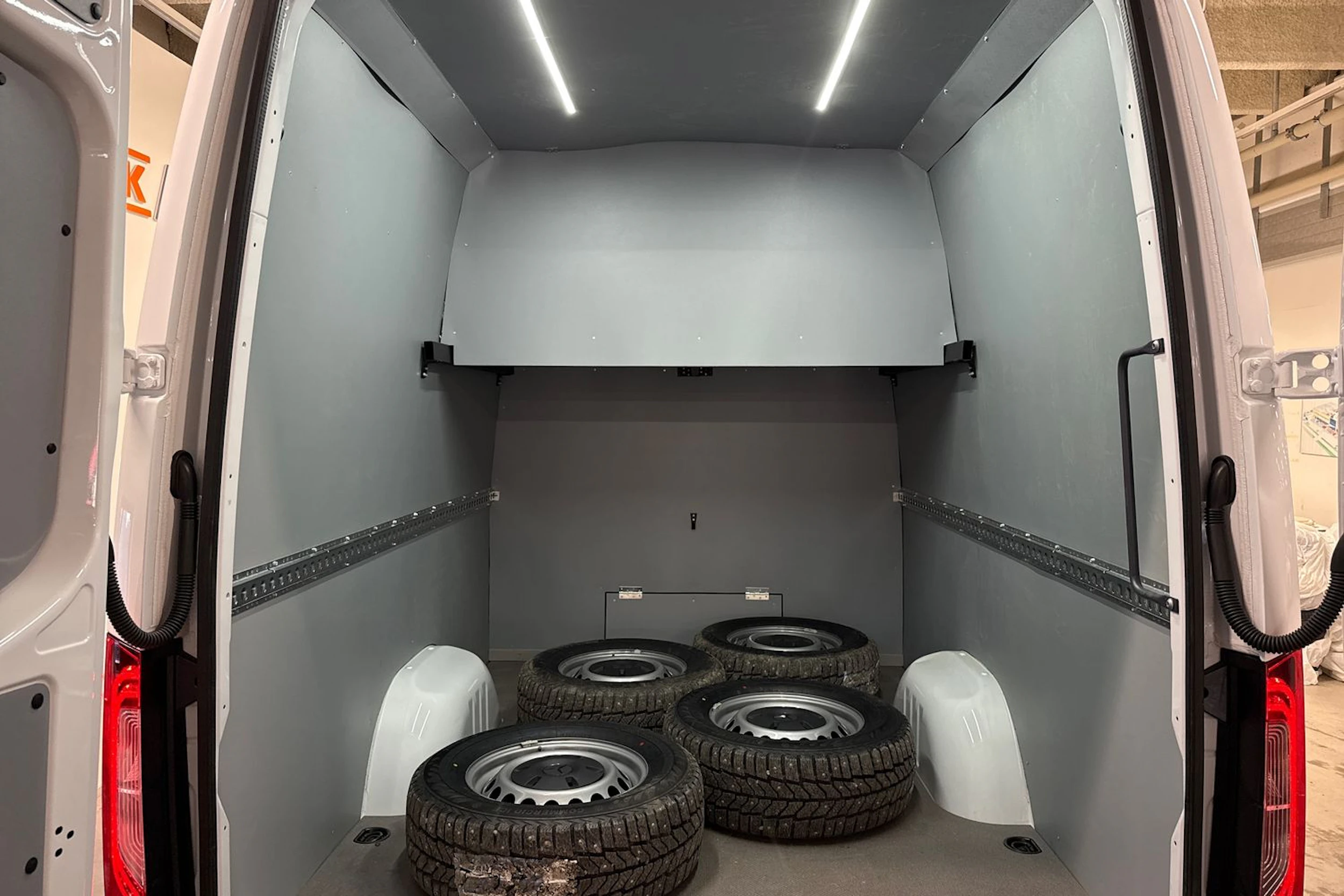 valkoinen Mercedes-Benz Sprinter 2025 kuva 16.