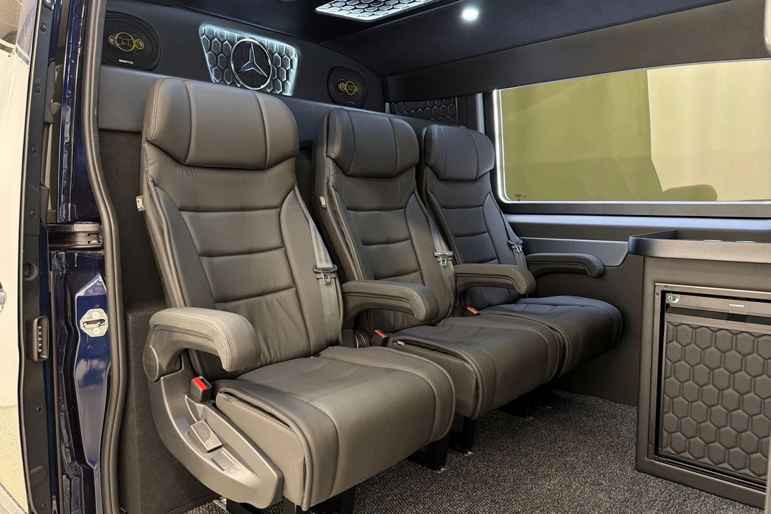 sininen Mercedes-Benz Sprinter 2026 kuva 7.
