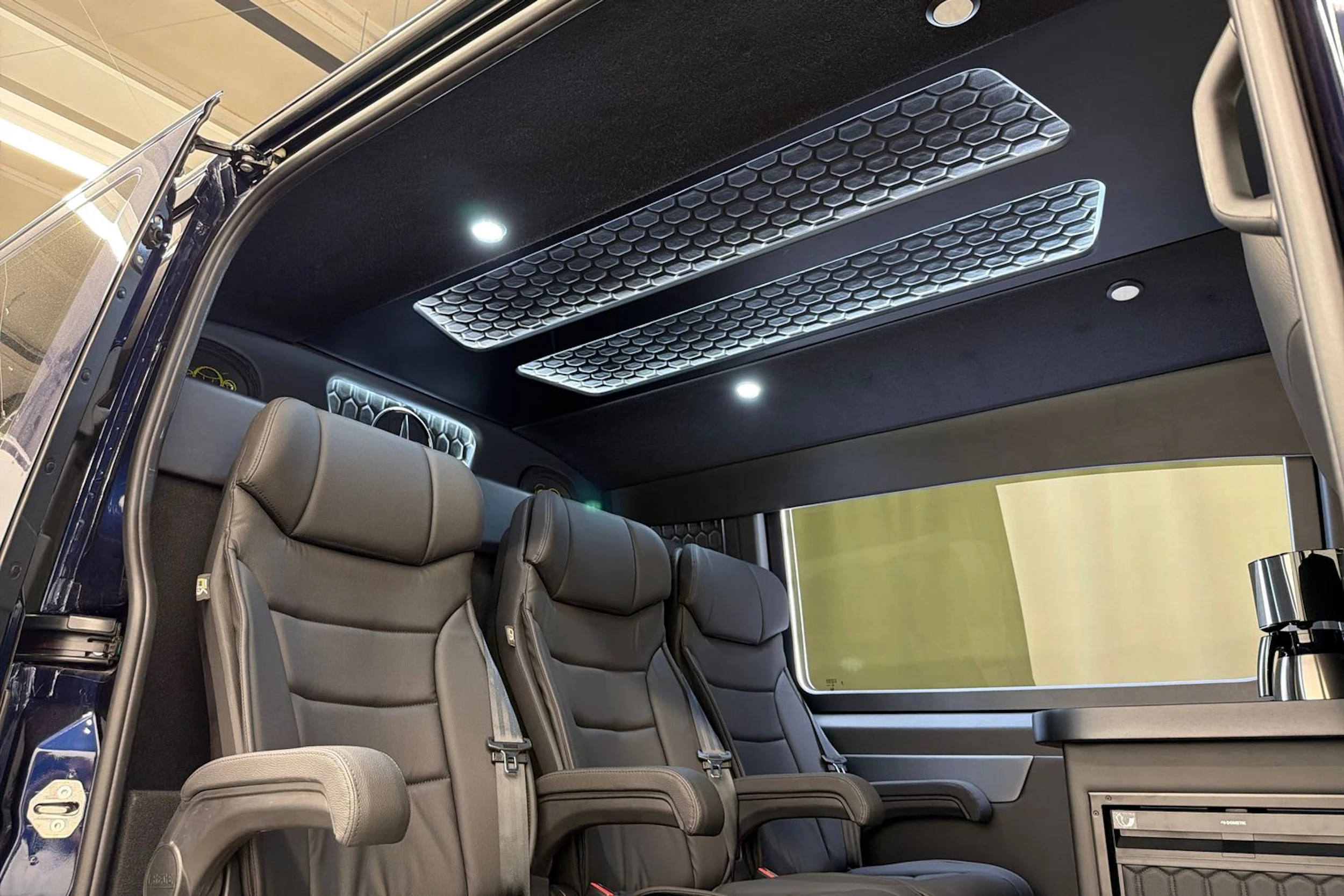 sininen Mercedes-Benz Sprinter 2026 kuva 8.