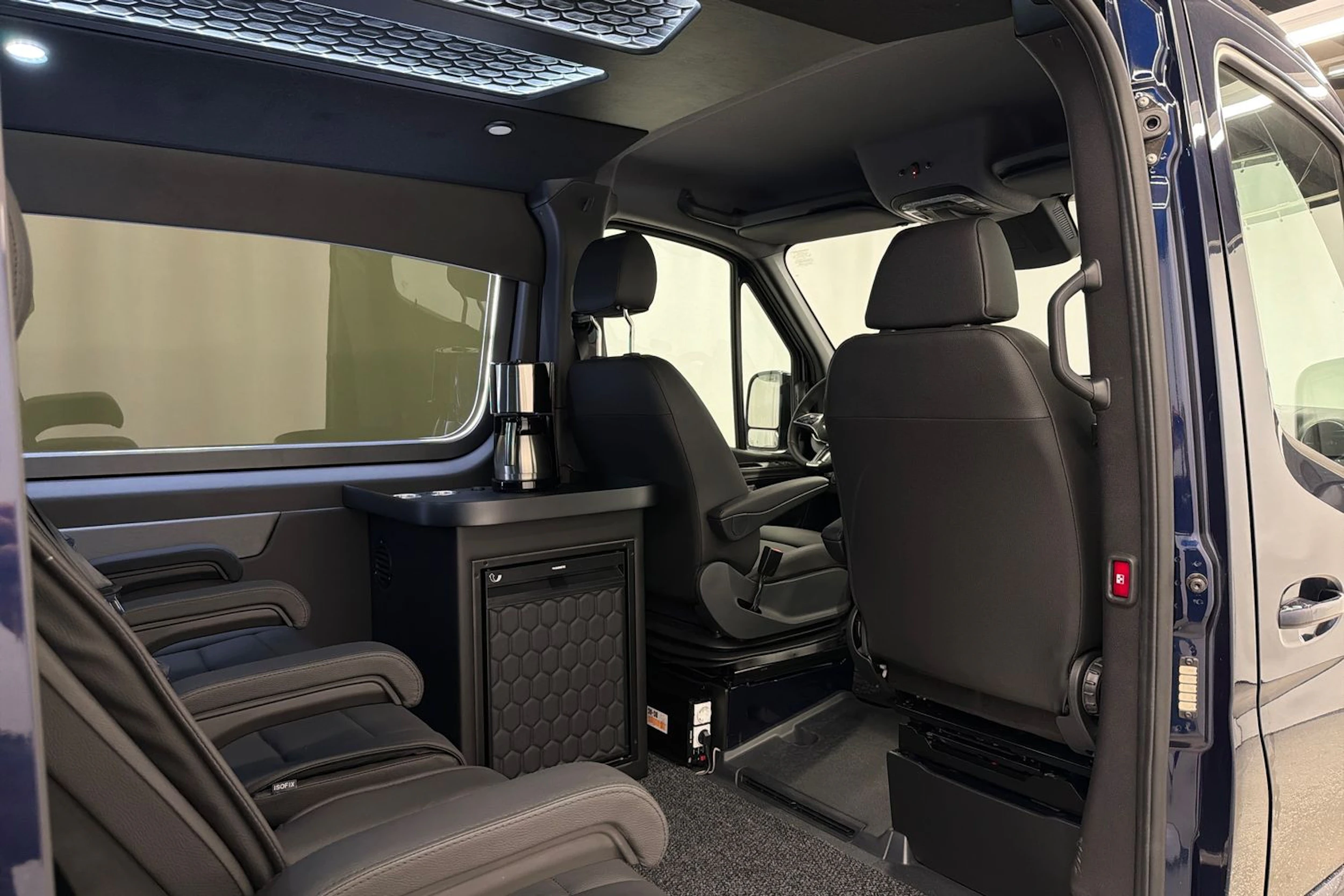 sininen Mercedes-Benz Sprinter 2026 kuva 9.