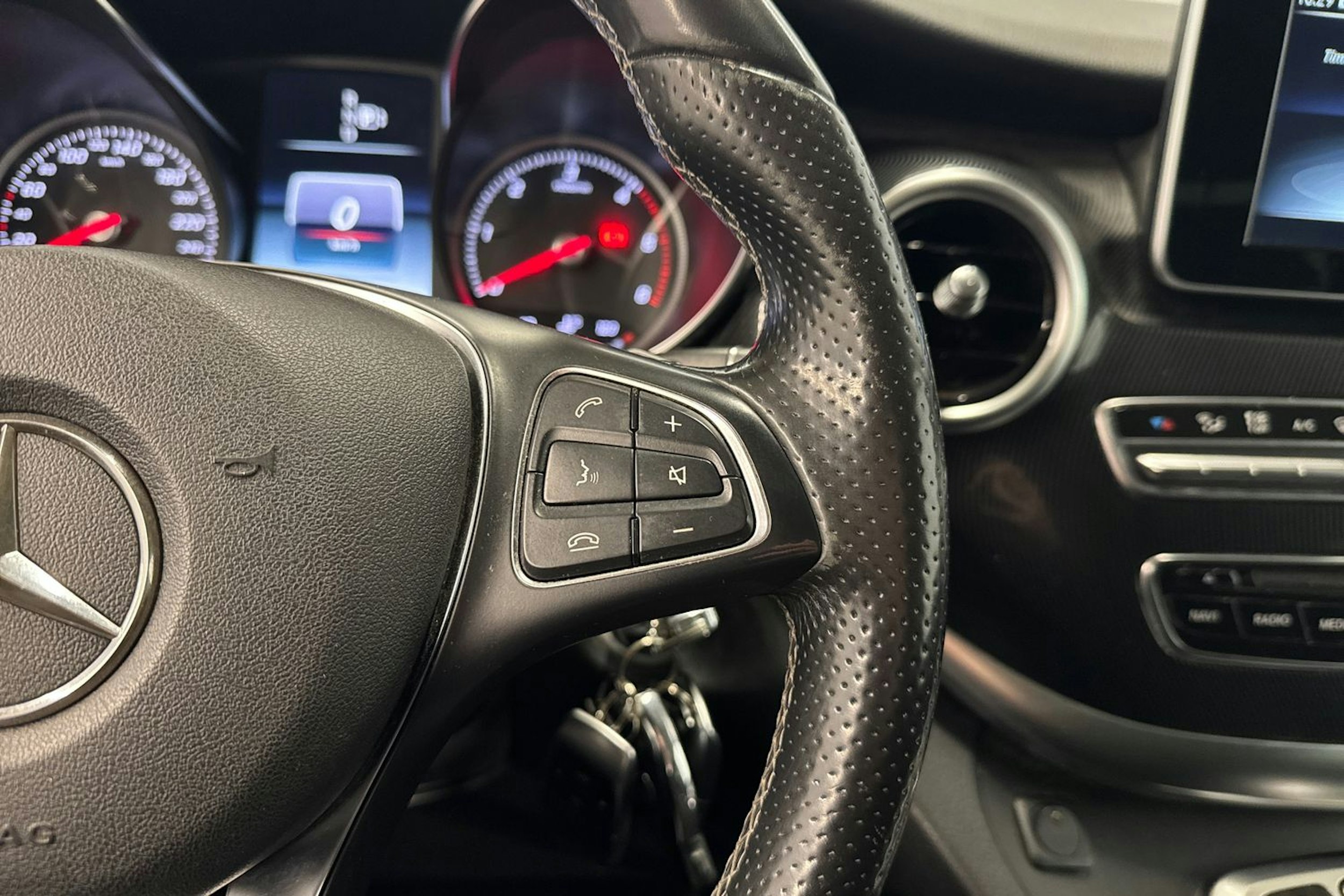 musta Mercedes-Benz V 2015 kuva 22.