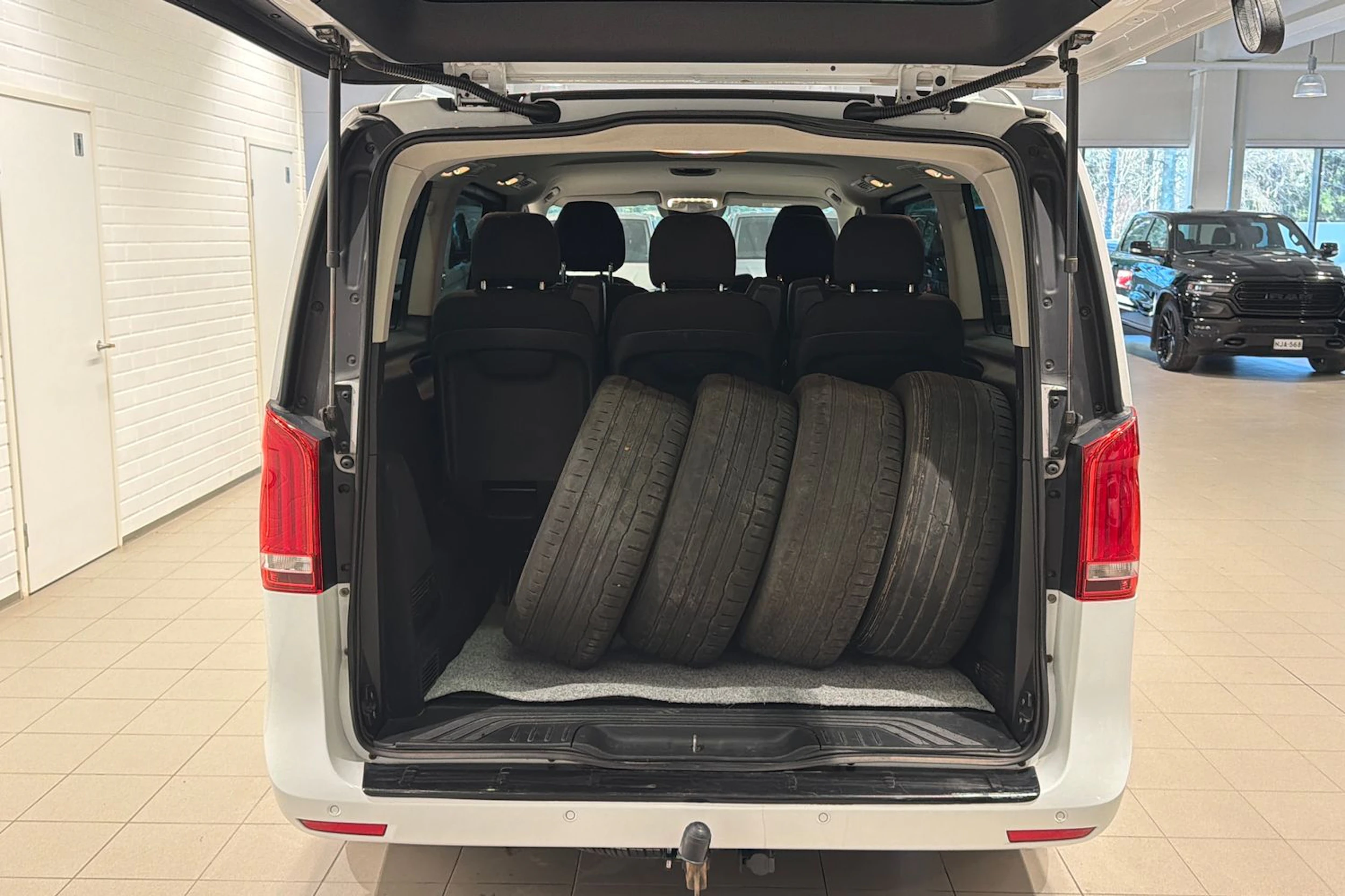 valkoinen Mercedes-Benz V 2015 kuva 28.