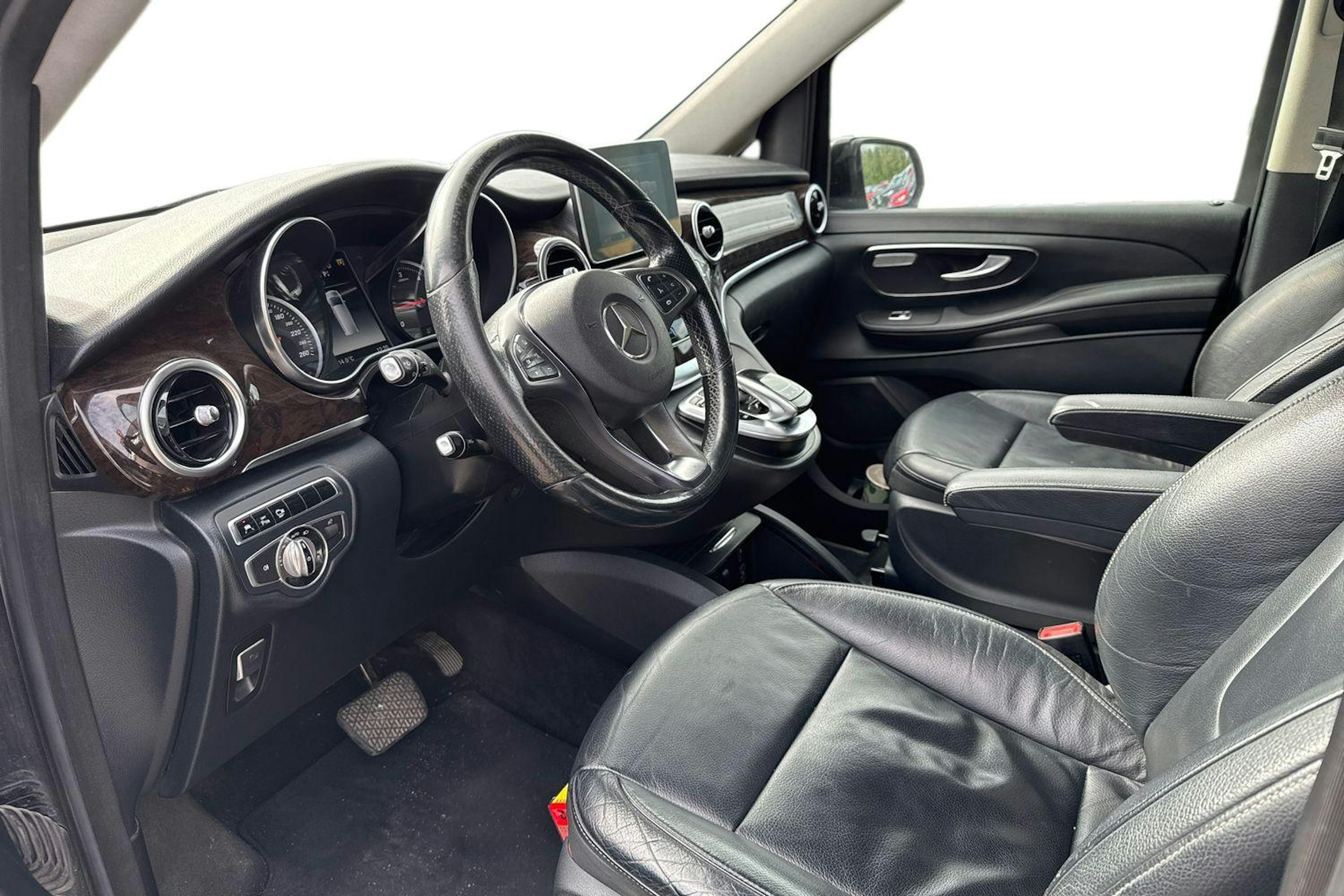 musta Mercedes-Benz V 2015 kuva 4.