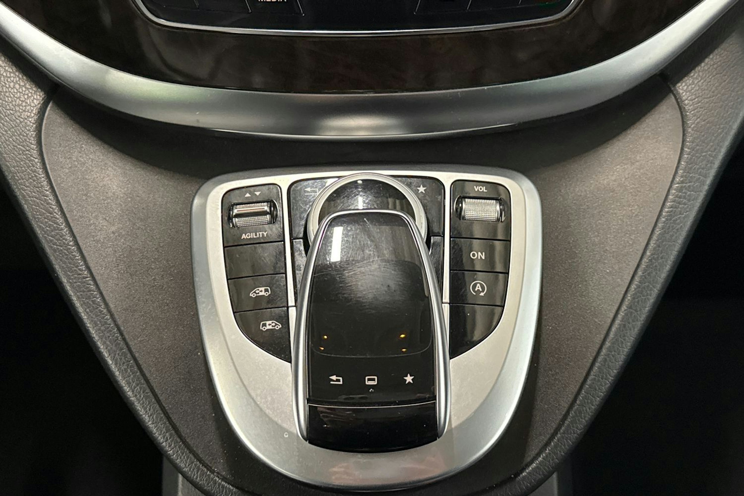 musta Mercedes-Benz V 2015 kuva 27.