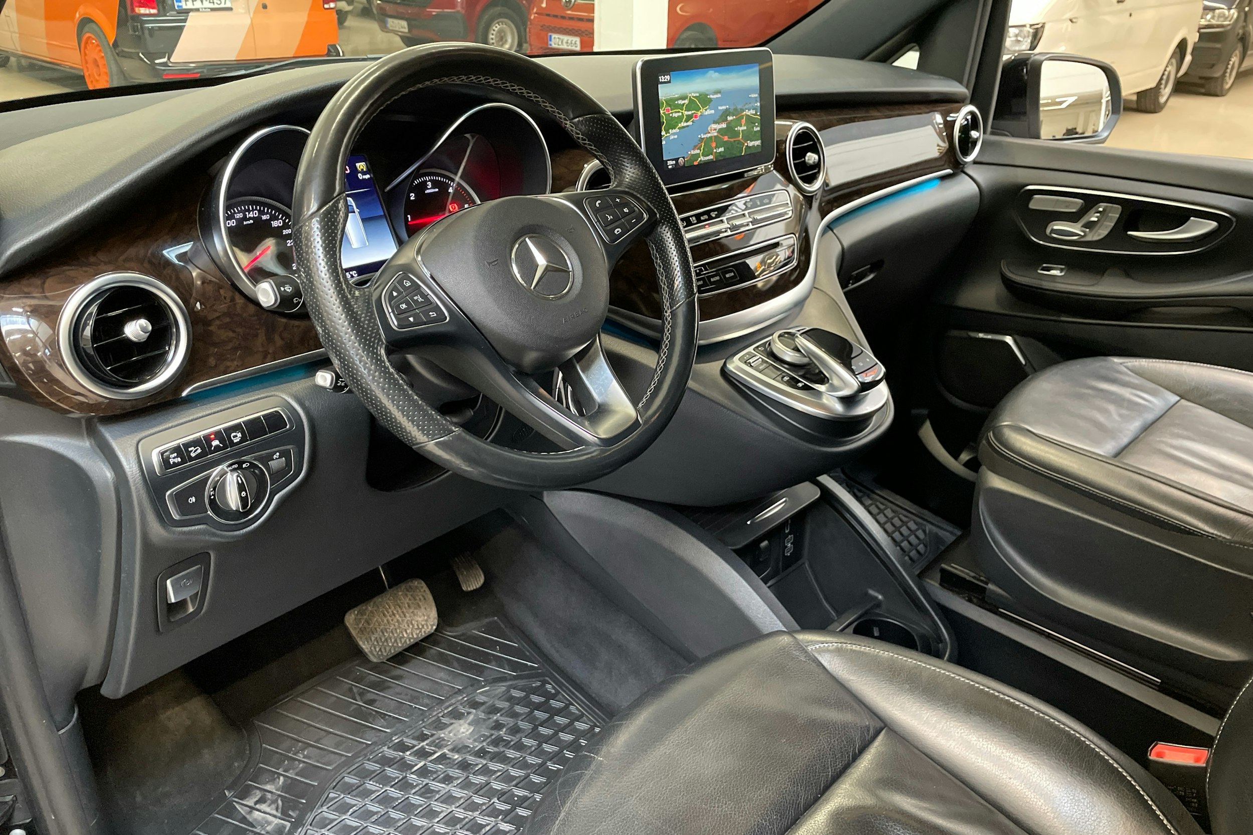 musta Mercedes-Benz V 2015 kuva 6.