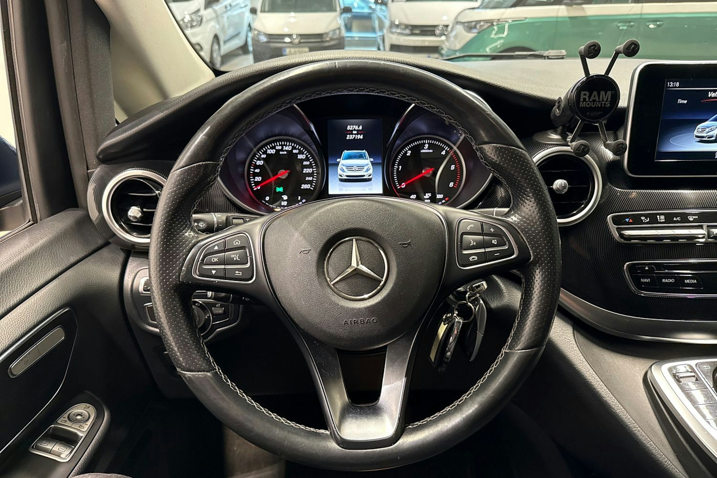 sininen Mercedes-Benz V 2015 kuva 18.