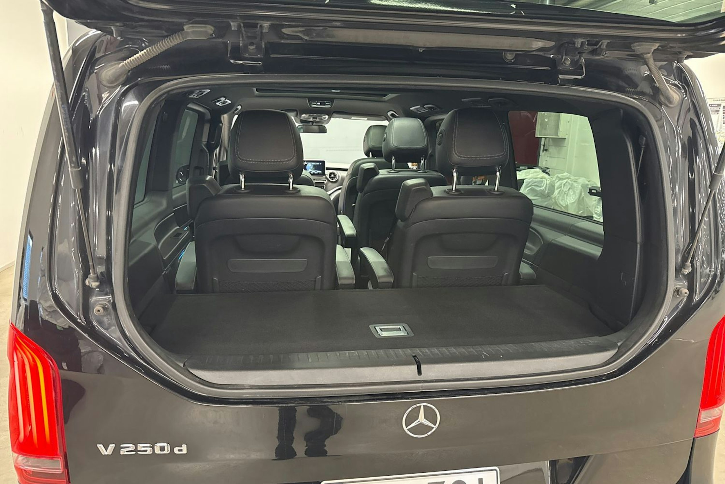 musta Mercedes-Benz V 2016 kuva 17.