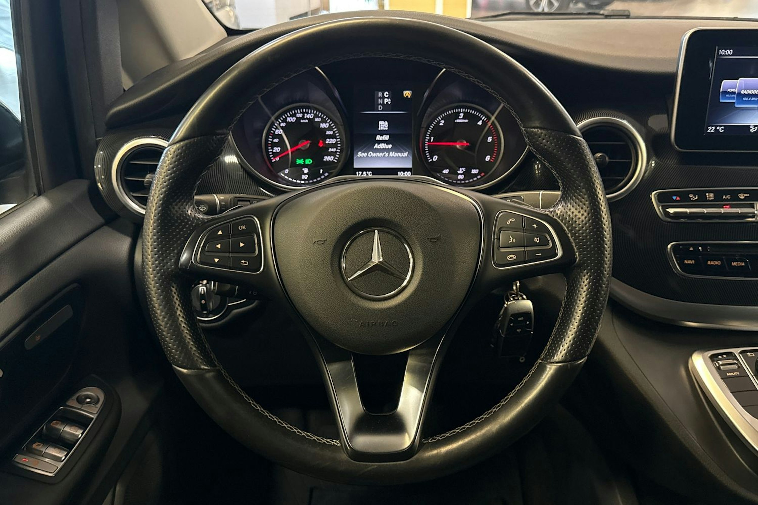 musta Mercedes-Benz V 2016 kuva 16.