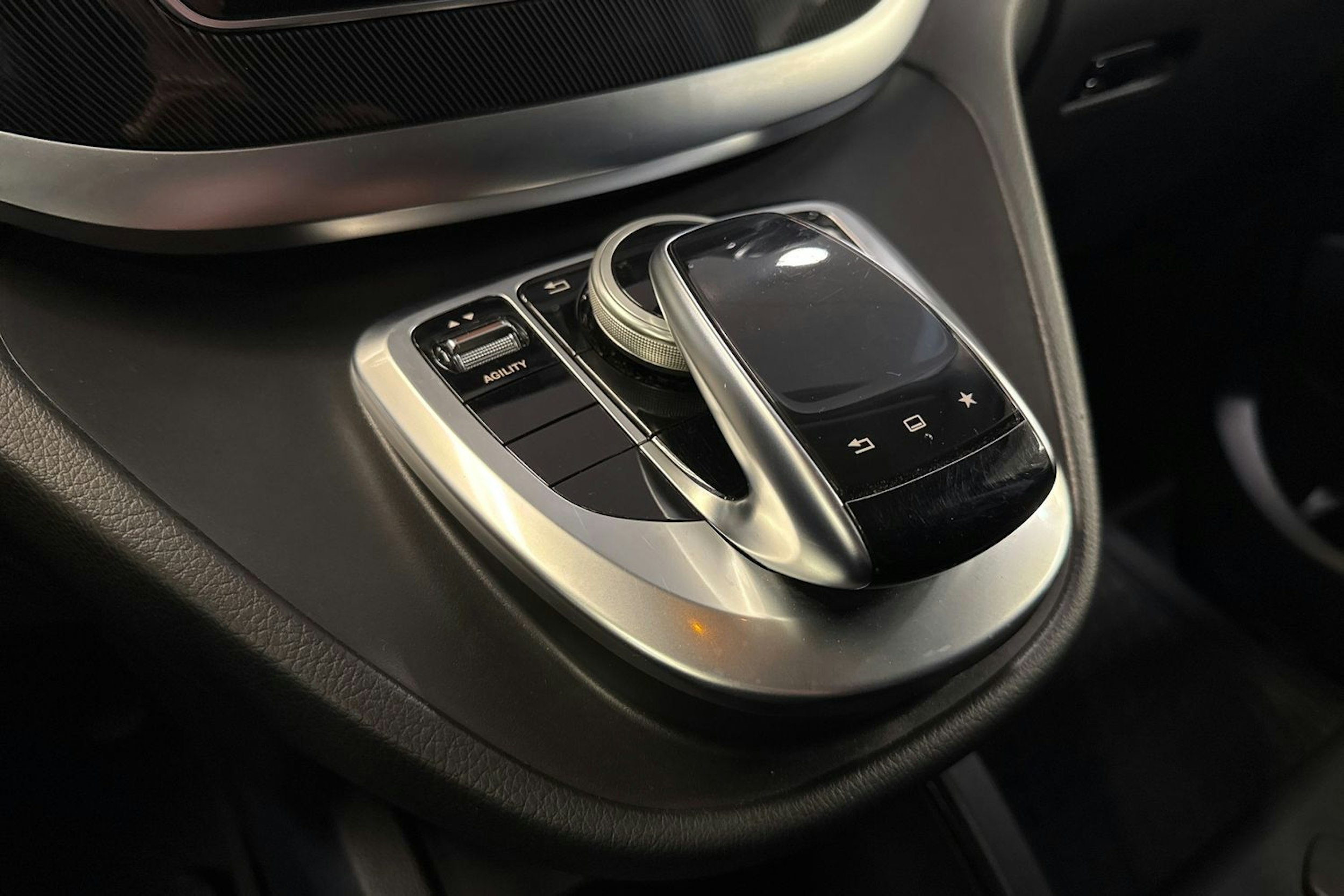 musta Mercedes-Benz V 2016 kuva 22.