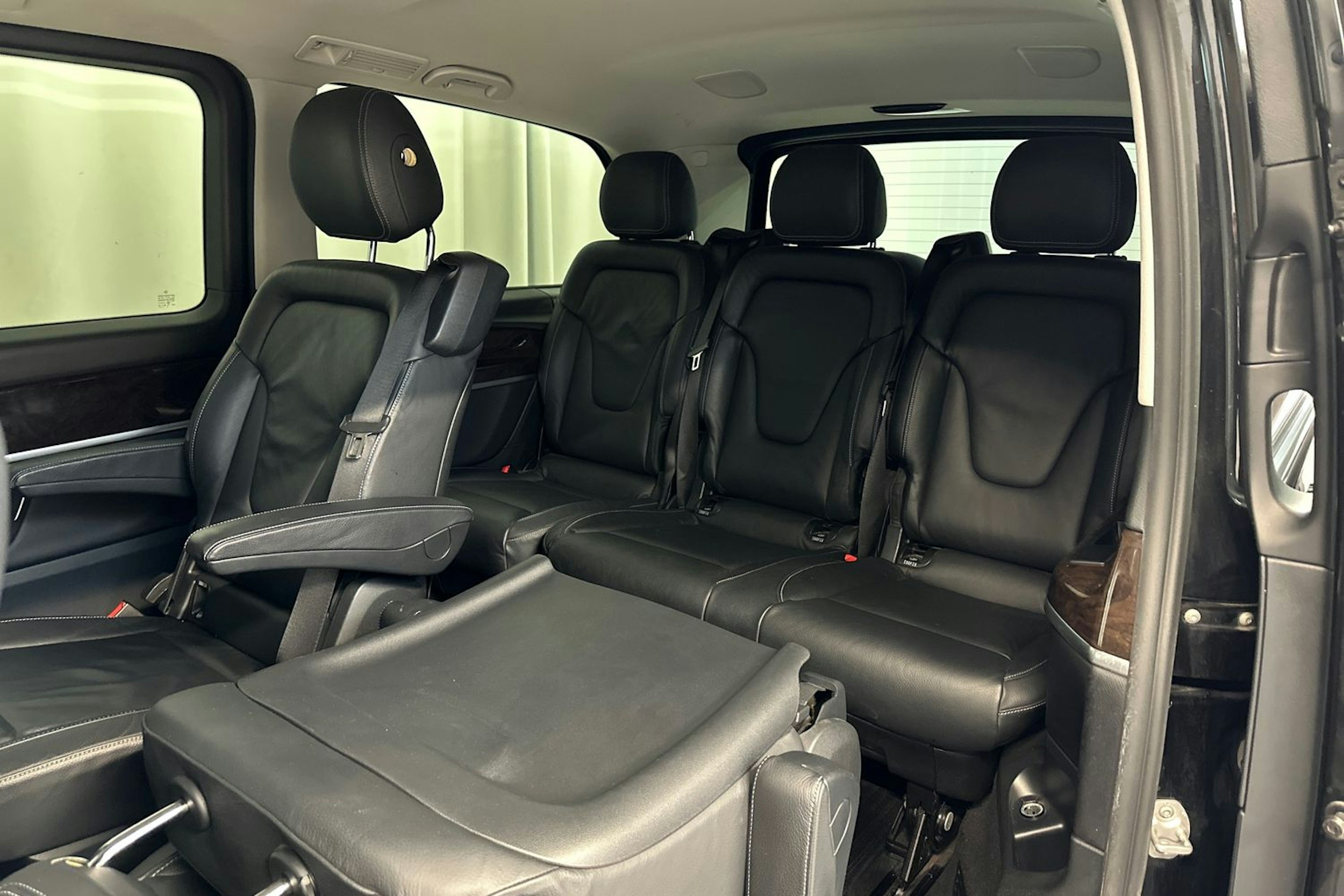 musta Mercedes-Benz V 2016 kuva 14.