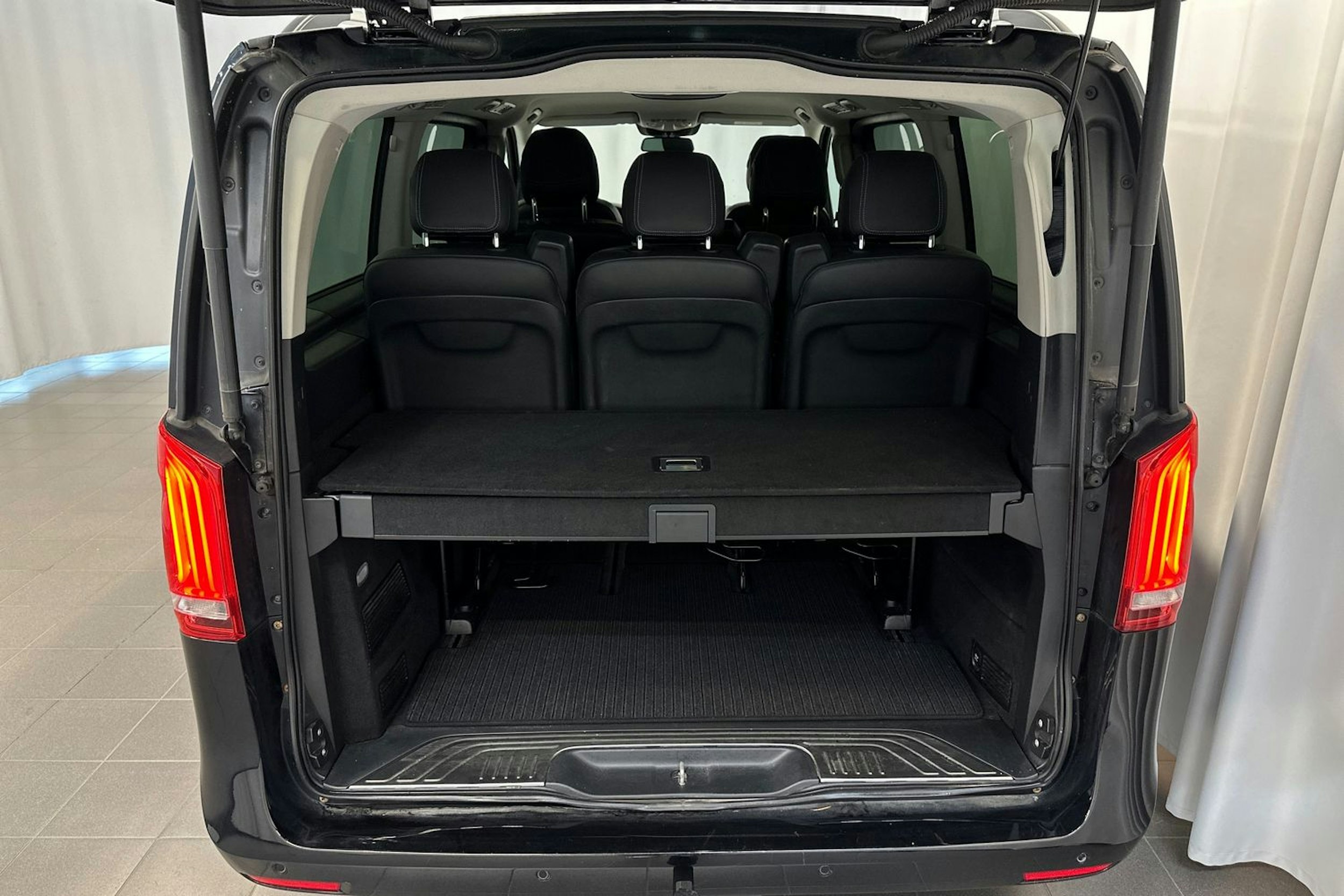 musta Mercedes-Benz V 2016 kuva 15.