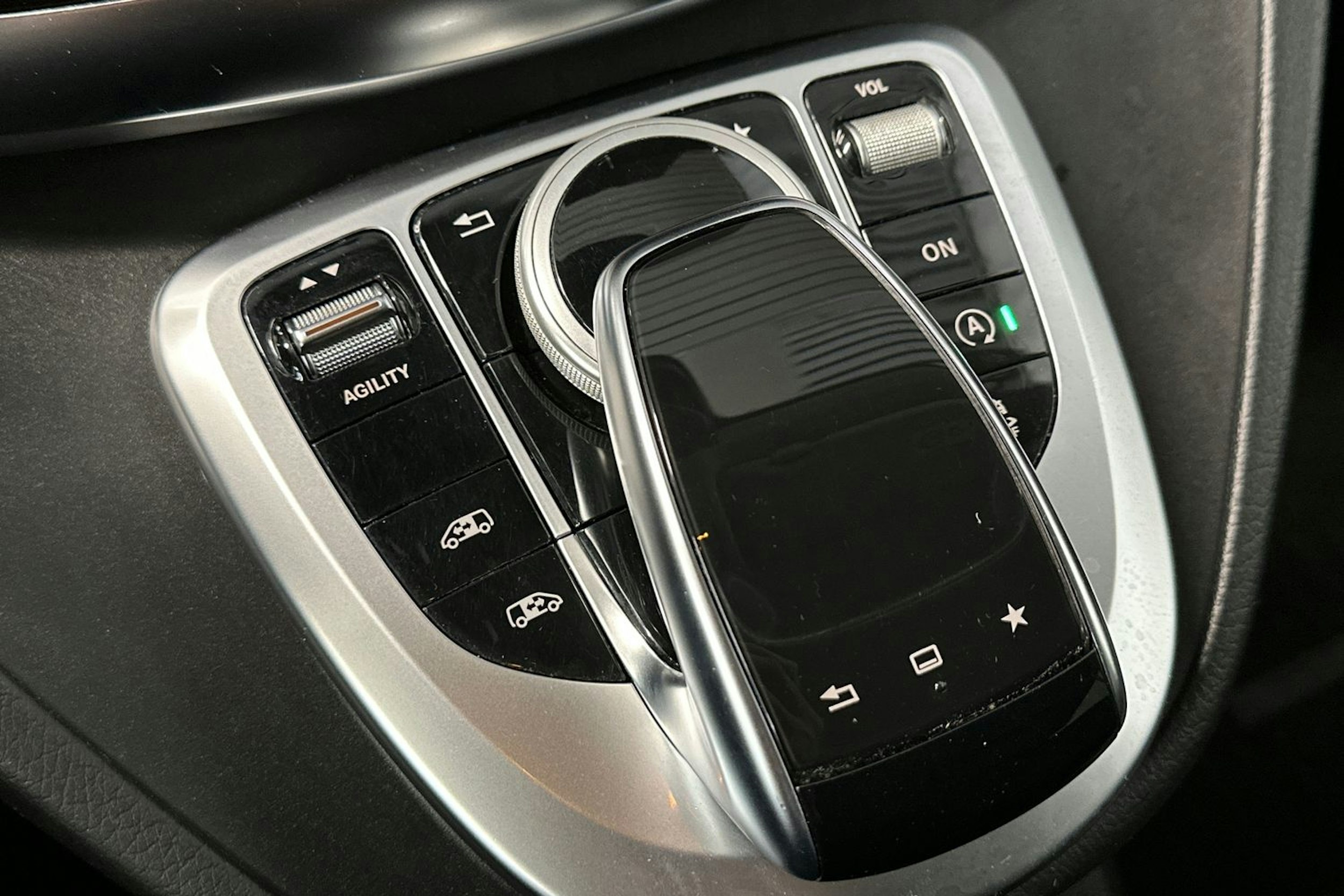 musta Mercedes-Benz V 2016 kuva 25.
