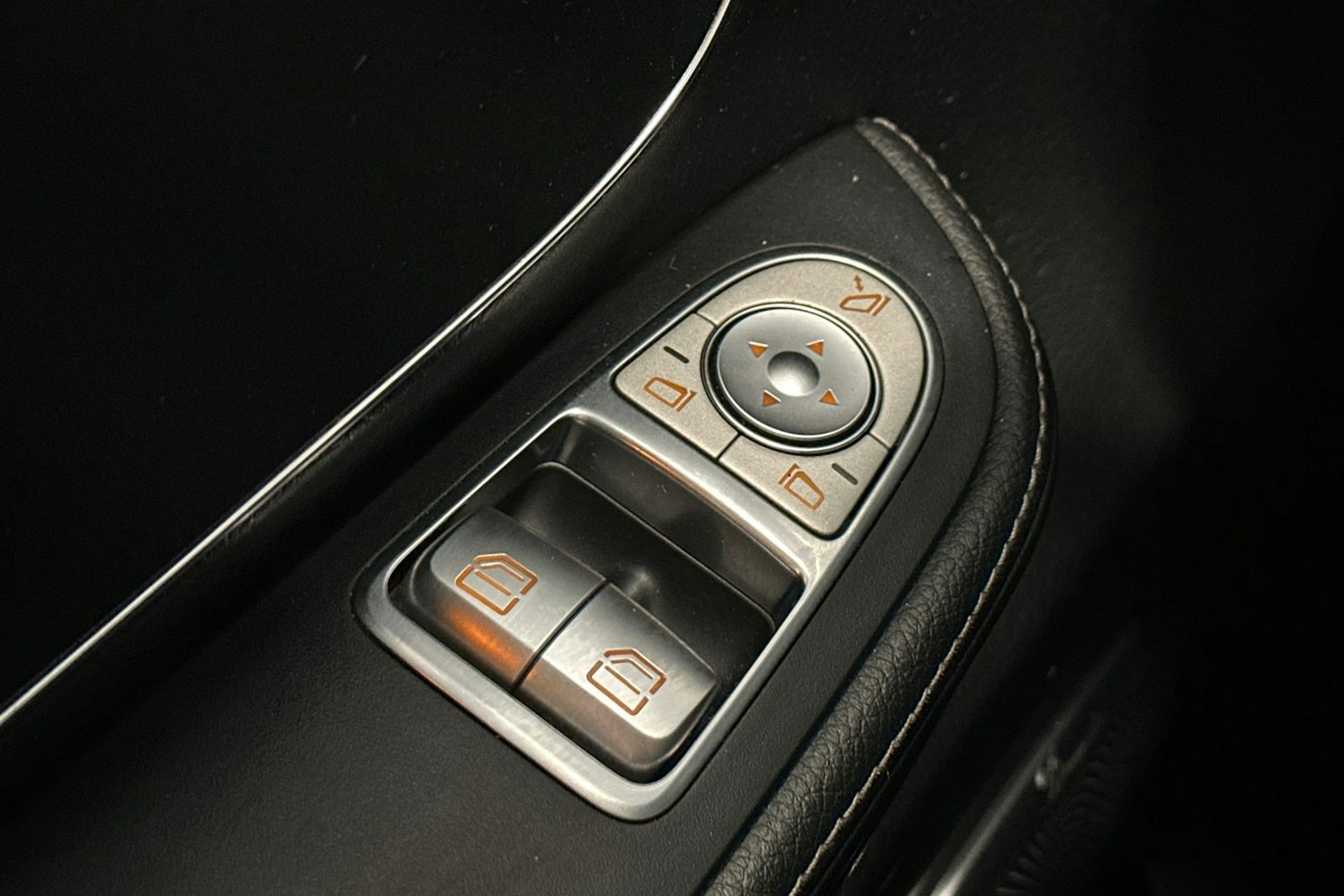 musta Mercedes-Benz V 2016 kuva 31.